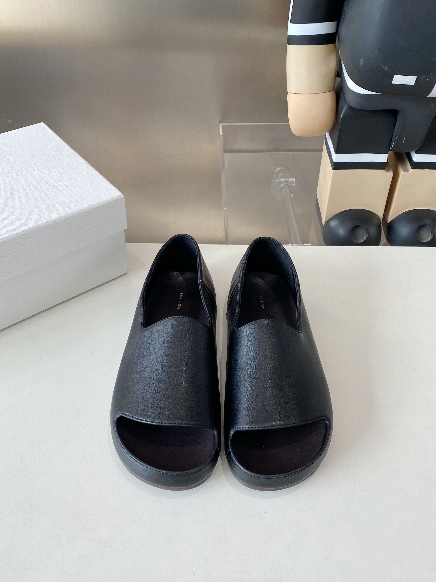 NO:439776,The Row 25s new product open-mouth loafers and Birkenstocks. Favorite of the year. It looks ordinary. After putting on it, you will be amazed at its softness and wonderful style. The minimalist style that will never be disappointed. The foot feels comfortable and the wrapping feels full!  The fabric is made of beef velvet/customized original horse hair. The inner foot pads are all lambskin. The original mold-opening custom anti-slip sole. The upper top-skin top-layer sheepskin. The inner sole original tpu sole. The packaging is original packaging. Size35-41, loafers, loafers, sheepskin.19860909The Row 25s新品开口乐福鞋勃肯鞋 年度最爱 看着平平无奇 上脚后会为其柔软程度与绝妙版型惊叹 永远不会失望的极简风格 脚感舒适 包裹感十足！ 面料采用牛反绒/定制原版马毛 内里垫脚均为小羊皮 原版开模定制防滑大底 鞋面摔纹头层羊皮 内里羊皮 大底原版tpu底 包装原版包装 Size35-41,乐福鞋,loafers,sheepskin,Women's Shoes