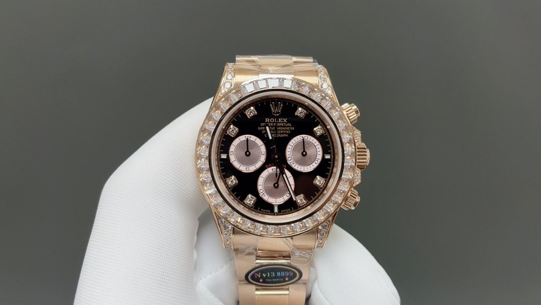 NO:393175,Rolex Ditona Supreme Edition V13 (must be equipped with 18k gold card/exclusive label/gold card synchronous shell ring inner code engraved N v13, 8899 numbers, it is a life attitude and expectation for the future...) Original mold opening ultra-thin film removal is as thin as 12.2mm, overall forging 904 L steel, durable wear and brushing process. Key quality details 1 The ring port adopts top-grade gem mossanite (small workshop dull and dead color) character tray to the plate chassis or strip stone original version has original bottom pallet to support the gem 2 Swiss process strict inspection QC, the bottom of the plate is free of dust and flaws... Let customers save worry and effort and troubles 3 Steel shell synchronous four-side corner suspension bridge protruding for bend, and the head grain has no gaps without gaps (the head grain and shell of the small workshop are close together and the gaps are large, and the process is rough) 4  Focus on adhering to the details and texture of the buckle craftsmanship, the button code is full of buckle code, (the movement uses the new original Dongdan low pipe ultra-thin) (original size 40mm) (sapphire glass) (tested: deep waterproof rice) (Jinka VIP after-sales service, artificial damage accessories must be paid for after-sales service) (warm reminder that film removal/scratch/if not for sale for the second time will not be returned or exchanged only after-sales service), Rolex19860909劳力士迪通拿至尊版V13（ 必配18k金卡一张/独家标签/金卡同步壳圈内侧码雕刻N v13、8899数字上寓意 发发久久, 更是一种生活的态度和对未来的期待…） 原版开模超薄拆膜最薄达12.2mm 整体锻造904 L 钢, 持久耐磨,拉丝工艺.重点品质细节1 圈口采用顶级宝石莫桑石（小作坊暗淡死色）字盘对版底盘圆石或条石原版一致有原底托盘撑起宝石2瑞士流程严检QC、盘底无灰尘、无瑕疵 … 让客户上手省心省力省烦恼 3钢壳同步四边角吊桥凸起供弯、头粒边角无缝隙平整（小作坊头粒与壳并拢凹凸不平缝隙大,工艺粗糙） 4 重点秉承正N钢带扣工艺细节质感十足,扣子编码 ,（机芯采用全新原版东丹低管超薄）（原版尺寸40mm)(蓝宝石玻璃)(经测:深度防水米）（金卡VIP 售后一个礼拜内 、人为损坏配件售后需自费）（温馨提示拆膜/刮花/无法第二次出售的均不退换只售后）,,rolex,Watch