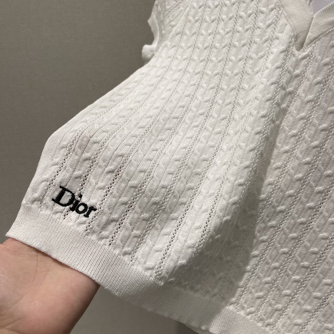
Ｄ家 25早秋新款 V领针织短袖 通体肌理交织勾勒出视觉显瘦的纹理图案 胸前➕下摆刺绣字母logo彰显