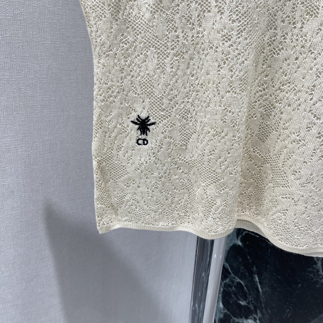 
Ｄ家 25早秋新款 镂空针织短袖 腰侧刺绣蜜蜂装饰彰显品牌个性 凸显穿搭高级感通体弹性松紧更显精致 不