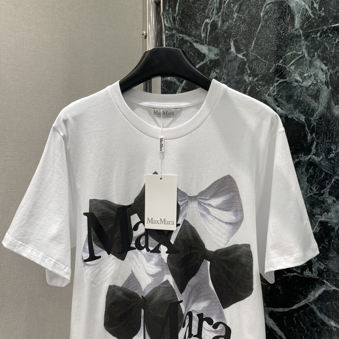
Max Mar* 25早秋新款 蝴蝶结印花T恤 胸前撞色印花蝴蝶结➕logo字母真的很绝！小圆领突出时