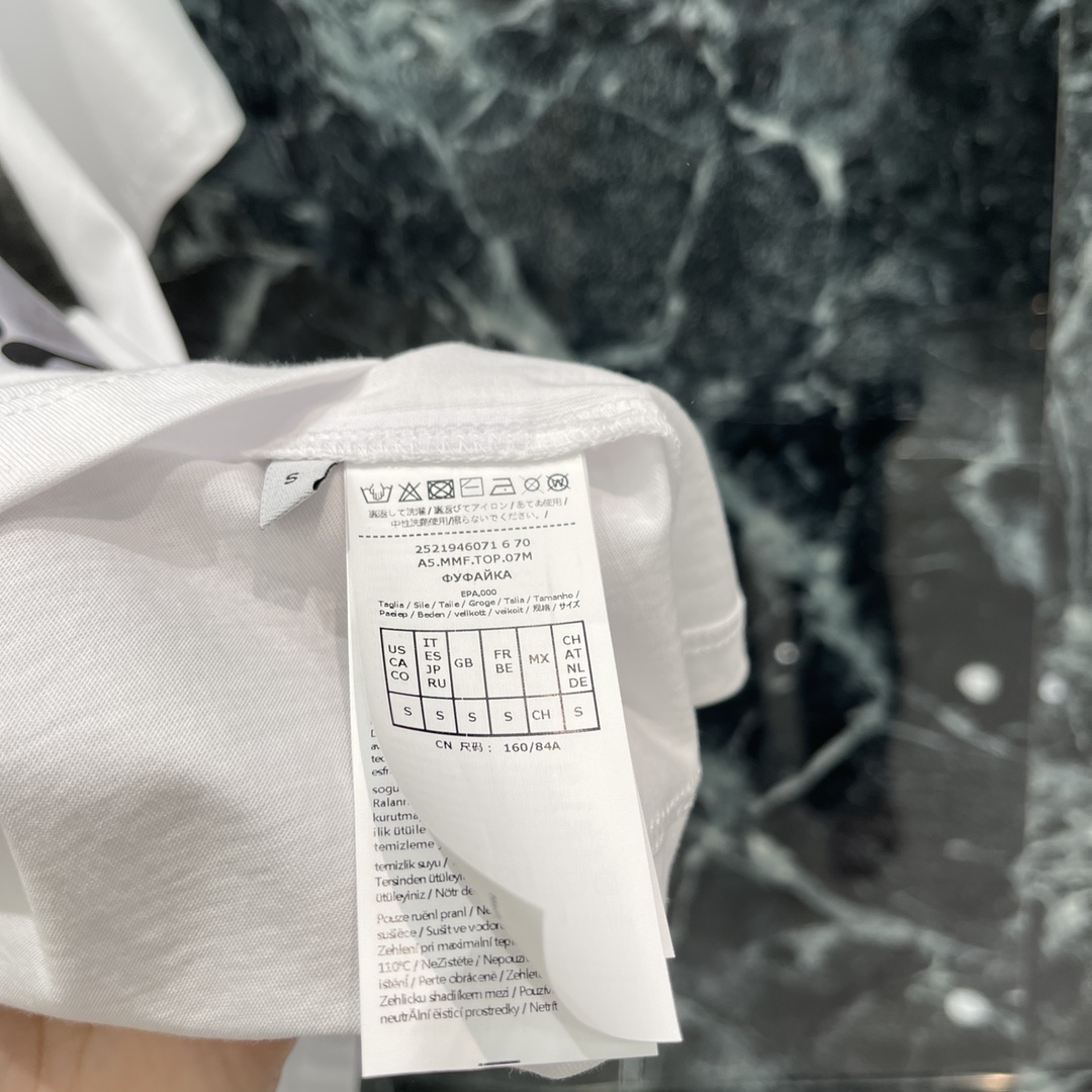 
Max Mar* 25早秋新款 蝴蝶结印花T恤 胸前撞色印花蝴蝶结➕logo字母真的很绝！小圆领突出时