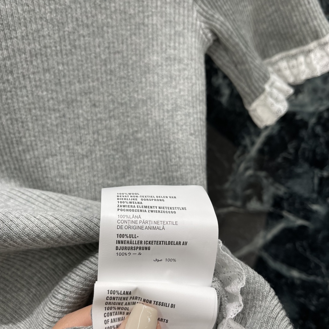 
Miu 25早秋新款 蕾丝花边针织短袖 通体利用细密钩针肌理交织 下摆袖口点缀一圈蕾丝花边 与胸前徽标