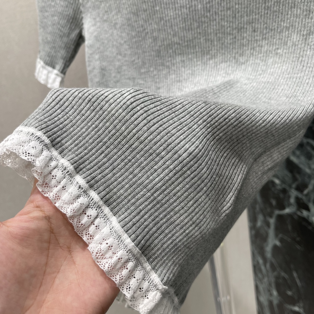 
Miu 25早秋新款 蕾丝花边针织短袖 通体利用细密钩针肌理交织 下摆袖口点缀一圈蕾丝花边 与胸前徽标