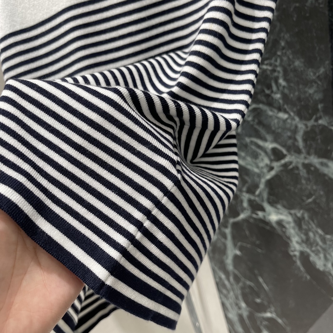 
Miu 25早秋新款 条纹针织背心 通体两色条纹撞色更显高街时髦气息 成衣选用密实织造工艺 细致纹路为