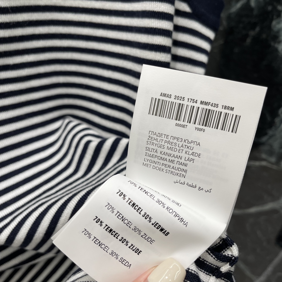 
Miu 25早秋新款 条纹针织背心 通体两色条纹撞色更显高街时髦气息 成衣选用密实织造工艺 细致纹路为
