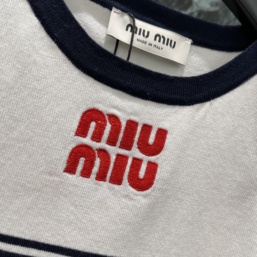 
Miu 25早秋新款 条纹针织背心 通体两色条纹撞色更显高街时髦气息 成衣选用密实织造工艺 细致纹路为