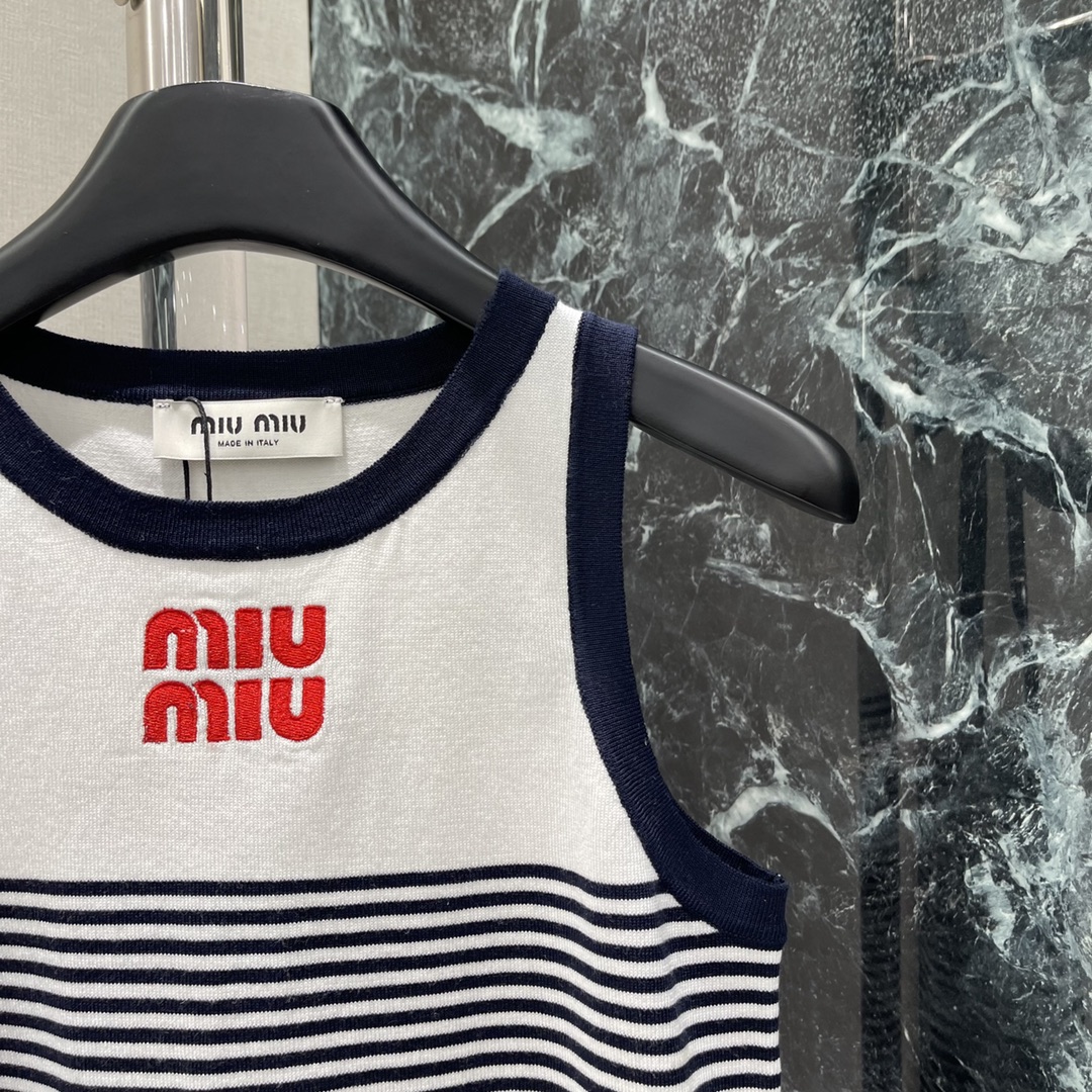 
Miu 25早秋新款 条纹针织背心 通体两色条纹撞色更显高街时髦气息 成衣选用密实织造工艺 细致纹路为