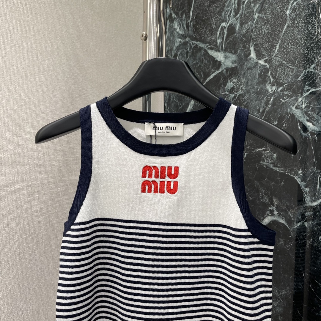 
Miu 25早秋新款 条纹针织背心 通体两色条纹撞色更显高街时髦气息 成衣选用密实织造工艺 细致纹路为