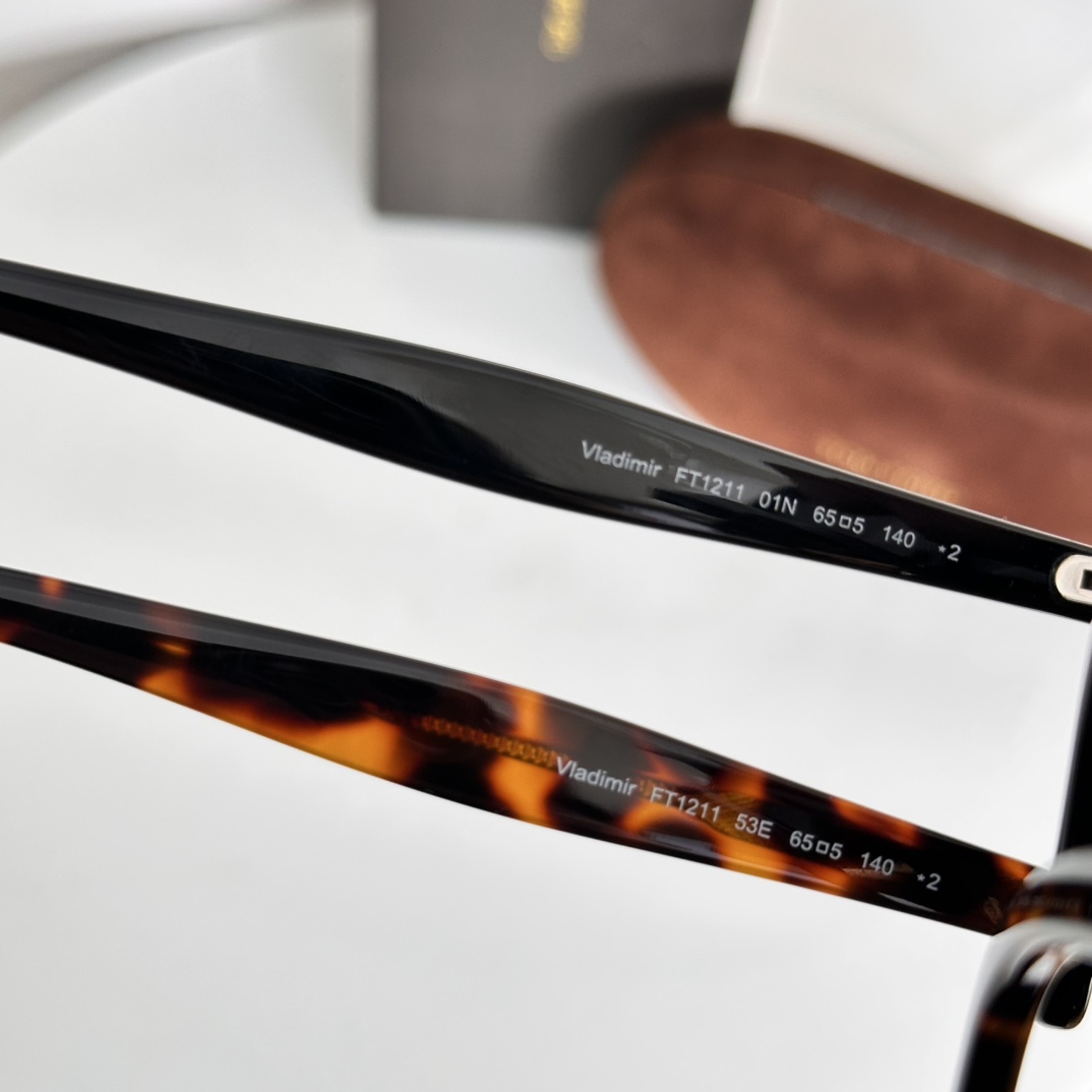  ‼️𝑻𝒐𝒎 𝑭𝒐𝒓𝒅 oversized
Mod：FT1211
100% UV PROTECTION

