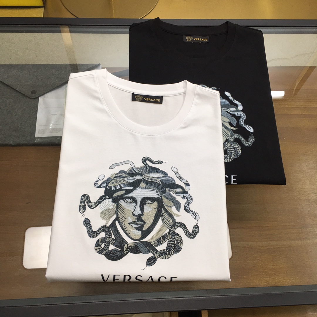 NO:517982,New product 'Versac...' 2025 summer new men's casual T-shirt, high-end customized pure cotton breathable fabric, breathable and micro-elastic, extremely comfortable, impeccable details, top-level auxiliary materials, original hardware design concept, delicate and soft feel!  The upper body style is excellent!  Size M-3xl, versace,tees,t-shirt,alexander wang19860909新品《Versac...》 2025夏季新款男士休闲T恤,高级定制纯棉透气面料 透气微弹舒适度极高,细节无可挑剔,顶级辅料配备,原版五金设计理念,手感细腻柔软！上身版型超赞！尺码M-3xl,,versace,tees，t-shirt,alexander wang,Men's clothing