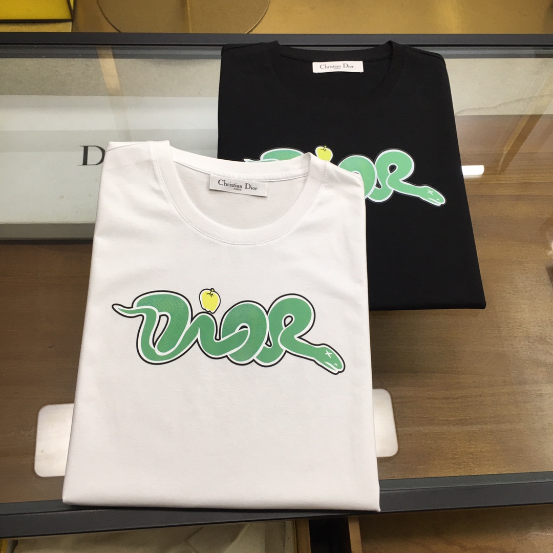 NO:517983,New product 'Dio...r' 2025 summer new men's casual T-shirt, high-end customized pure cotton breathable fabric, breathable and micro-elastic, extremely comfortable, impeccable details, top-level auxiliary materials, original hardware design concept, delicate and soft feel!  The upper body style is excellent!  Size M-3xl,dior,tees,t-shirt,alexander wang19860909新品《Dio...r》 2025夏季新款男士休闲T恤,高级定制纯棉透气面料 透气微弹舒适度极高,细节无可挑剔,顶级辅料配备,原版五金设计理念,手感细腻柔软！上身版型超赞！尺码M-3xl,,dior,tees，t-shirt,alexander wang,Men's clothing