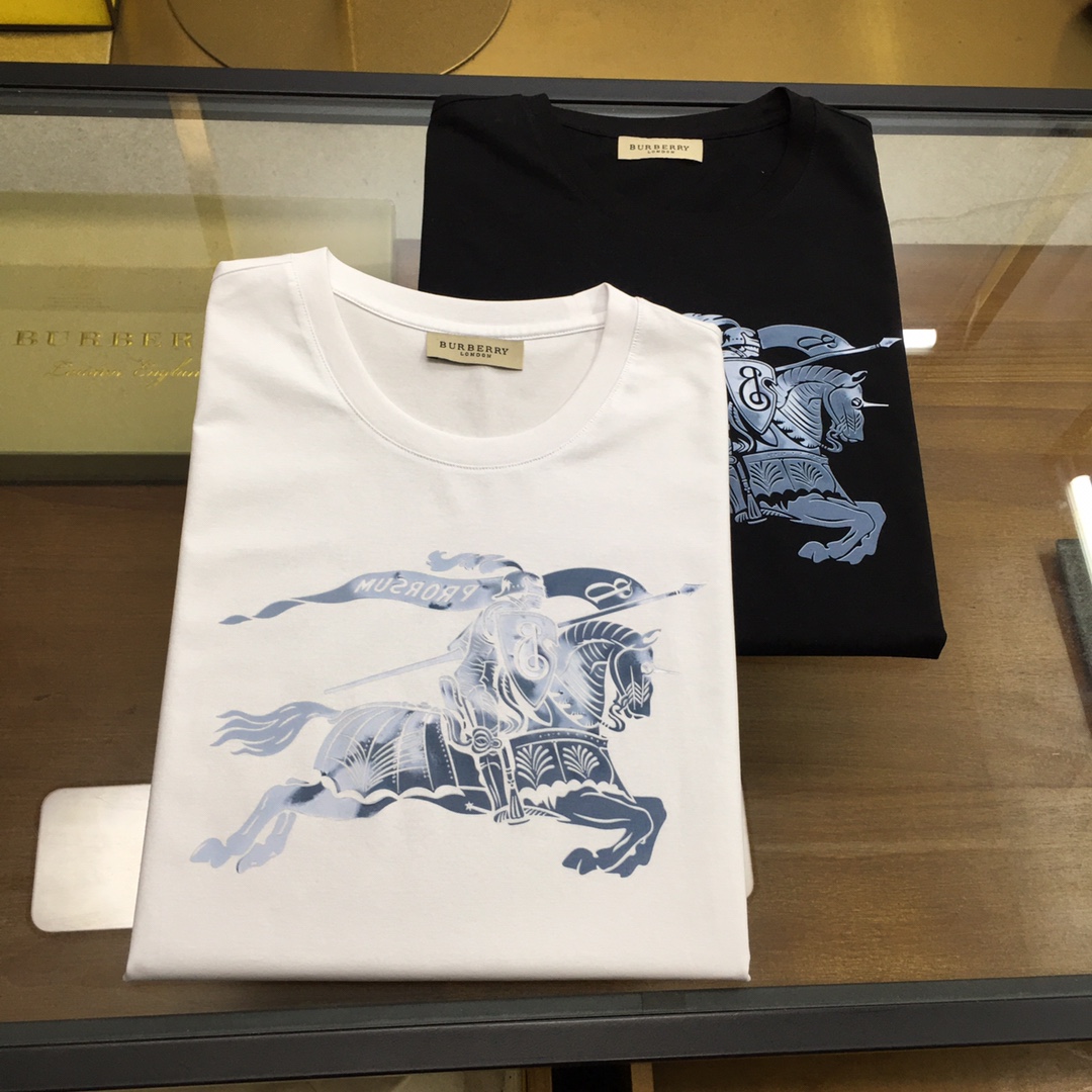 NO:517979,New product 'Burber...y' 2025 summer new men's casual T-shirt, high-end customized pure cotton breathable fabric, breathable and micro-elastic, extremely comfortable, impeccable details, top-level auxiliary materials, original hardware design concept, delicate and soft feel!  The upper body style is excellent!  Size M-3xl, Burberry, Tees, T-shirt, Alexander wang19860909新品《Burber...y》 2025夏季新款男士休闲T恤,高级定制纯棉透气面料 透气微弹舒适度极高,细节无可挑剔,顶级辅料配备,原版五金设计理念,手感细腻柔软！上身版型超赞！尺码M-3xl,,burberry,tees，t-shirt,alexander wang,Men's clothing