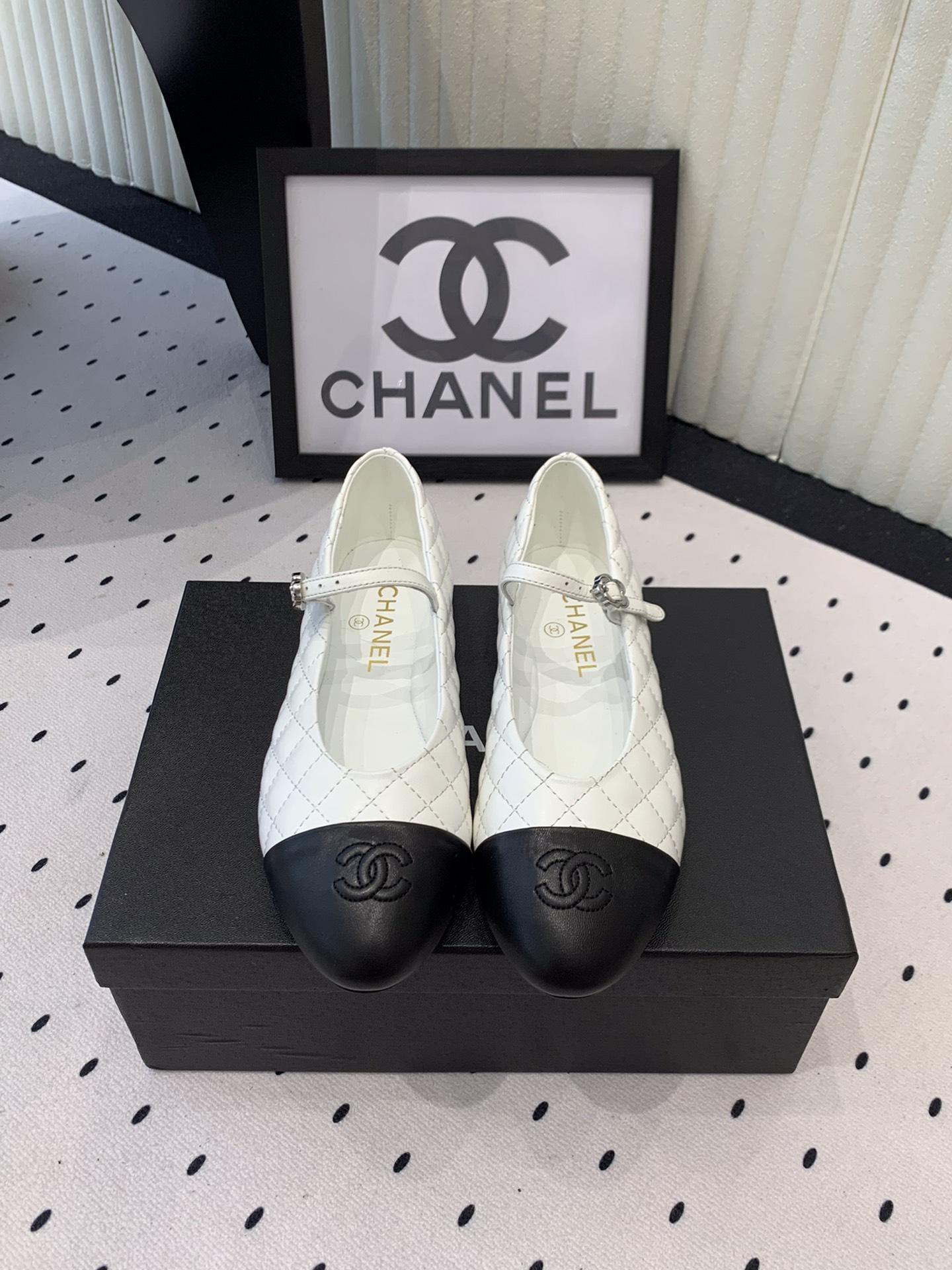 NO:411738,Chanel new single shoes, many celebrities and celebrities are on the feet, a versatile series that domestic and foreign bloggers have been banging. Original hardware buckle, imported sheepskin upper, imported crystal sheepskin lining, original mold-open custom leather sole. Size: 35-39 (40 41 custom made), single shoes, chanel, sheepskin, Leather soles19860909Chanel新款单鞋 众多明星网红上脚 国内外博主刷爆的一个百搭系列 原版五金扣 进口羊皮鞋面 进口水晶羊皮内里 原版开模定制真皮大底 Size: 35-39（40 41订做）,单鞋,chanel,sheepskin,Leather soles,Women's Shoes