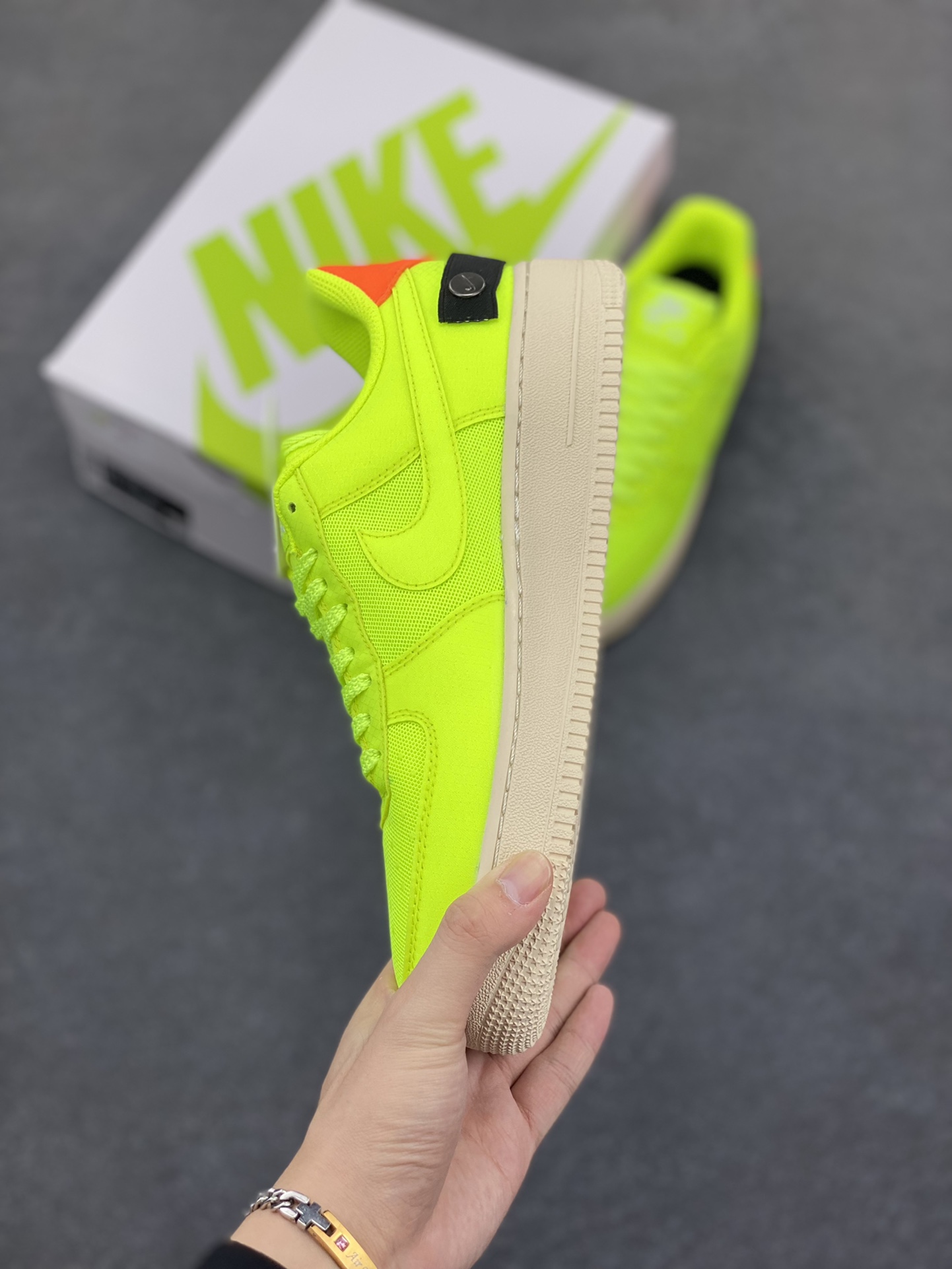 图片[3]-福利特价 Nike Air Force 1 Low 网面绿 空军一号低帮运动休闲板鞋 原楦头原纸板 打造纯正空军版型 专注外贸渠道 全掌内置蜂窝气垫 原盒配件 原厂中底钢印、拉帮完美 货号：AO4606-701 尺码：36 36.5 37.5 38 38.5 39 40 40.5 41 42 42.5 43 44 44.5 45-选品中心
