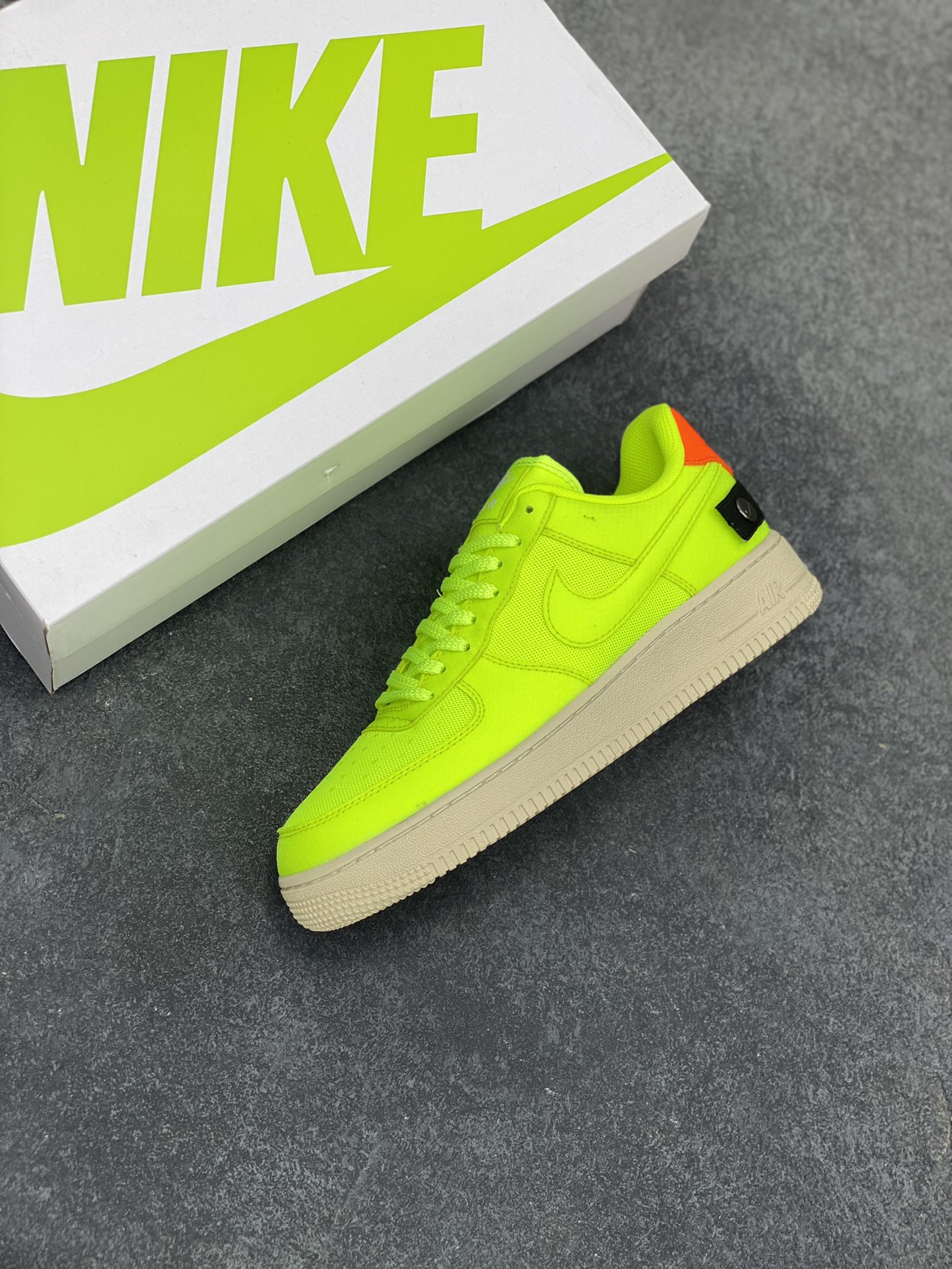 图片[7]-福利特价 Nike Air Force 1 Low 网面绿 空军一号低帮运动休闲板鞋 原楦头原纸板 打造纯正空军版型 专注外贸渠道 全掌内置蜂窝气垫 原盒配件 原厂中底钢印、拉帮完美 货号：AO4606-701 尺码：36 36.5 37.5 38 38.5 39 40 40.5 41 42 42.5 43 44 44.5 45-选品中心