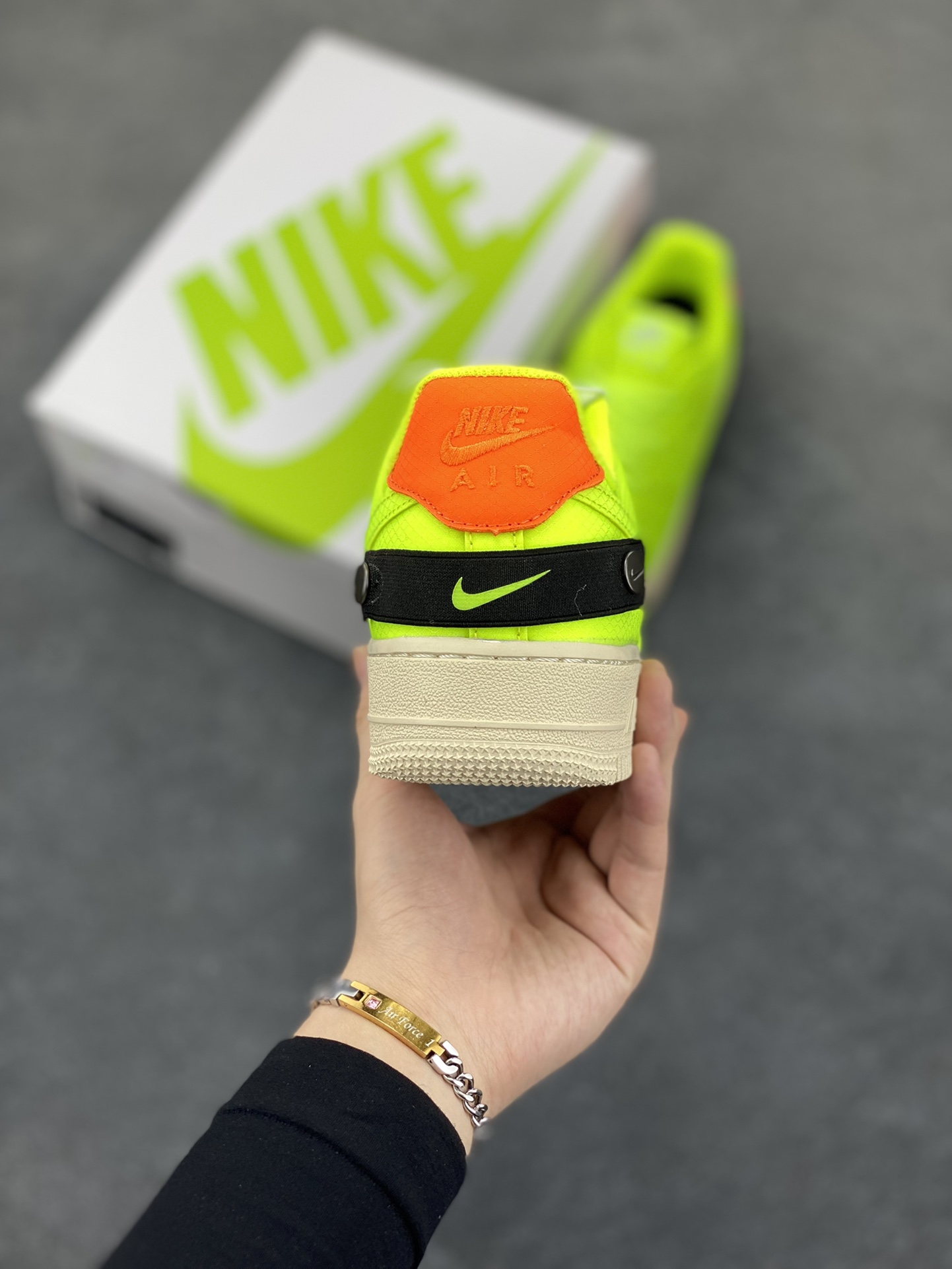 图片[4]-福利特价 Nike Air Force 1 Low 网面绿 空军一号低帮运动休闲板鞋 原楦头原纸板 打造纯正空军版型 专注外贸渠道 全掌内置蜂窝气垫 原盒配件 原厂中底钢印、拉帮完美 货号：AO4606-701 尺码：36 36.5 37.5 38 38.5 39 40 40.5 41 42 42.5 43 44 44.5 45-选品中心