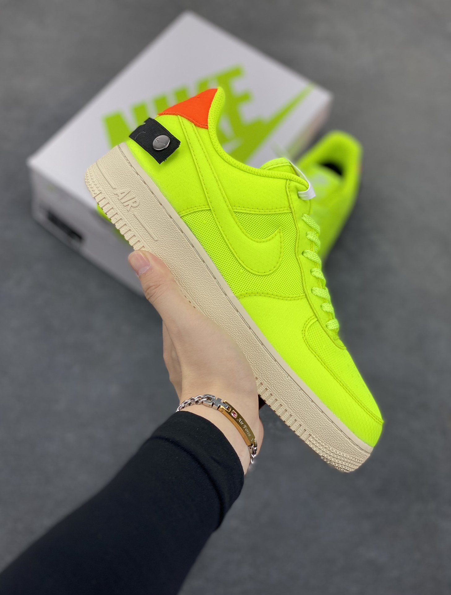 福利特价 Nike Air Force 1 Low 网面绿 空军一号低帮运动休闲板鞋 原楦头原纸板 打造纯正空军版型 专注外贸渠道 全掌内置蜂窝气垫 原盒配件 原厂中底钢印、拉帮完美 货号：AO4606-701 尺码：36 36.5 37.5 38 38.5 39 40 40.5 41 42 42.5 43 44 44.5 45-选品中心