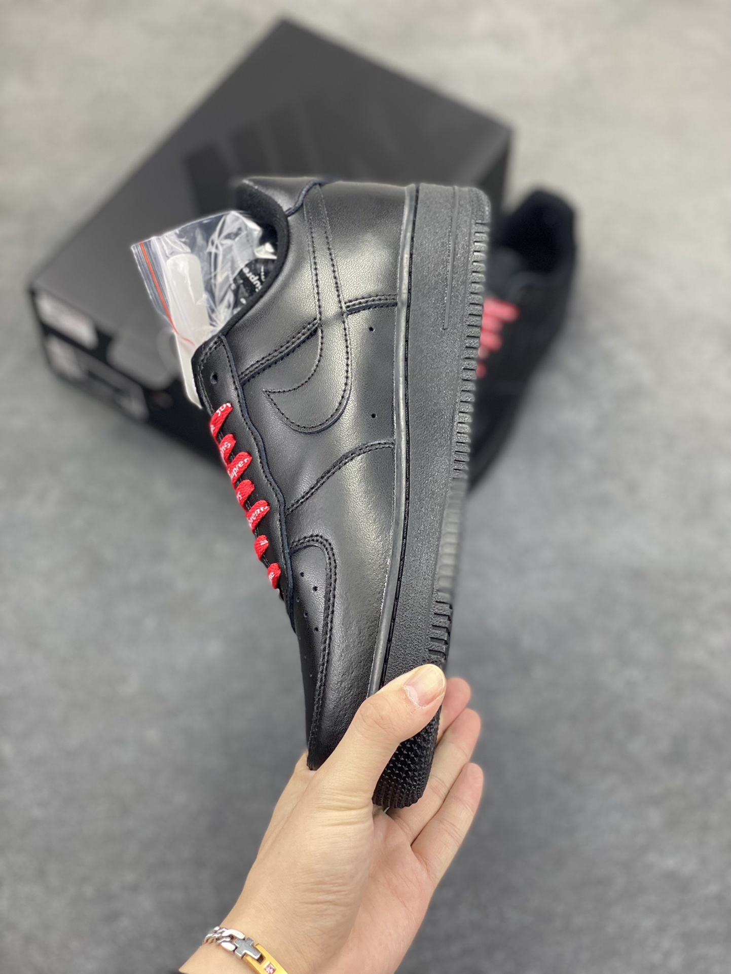 图片[3]-福利特价 Nike Air Force 1 Low Supreme联名 空军一号低帮运动休闲板鞋 原楦头原纸板 打造纯正空军版型 专注外贸渠道 全掌内置蜂窝气垫 原盒配件 原厂中底钢印、拉帮完美 货号：CU9225-001 尺码：36 36.5 37.5 38 38.5 39 40 40.5 41 42 42.5 43 44 44.5 45-选品中心