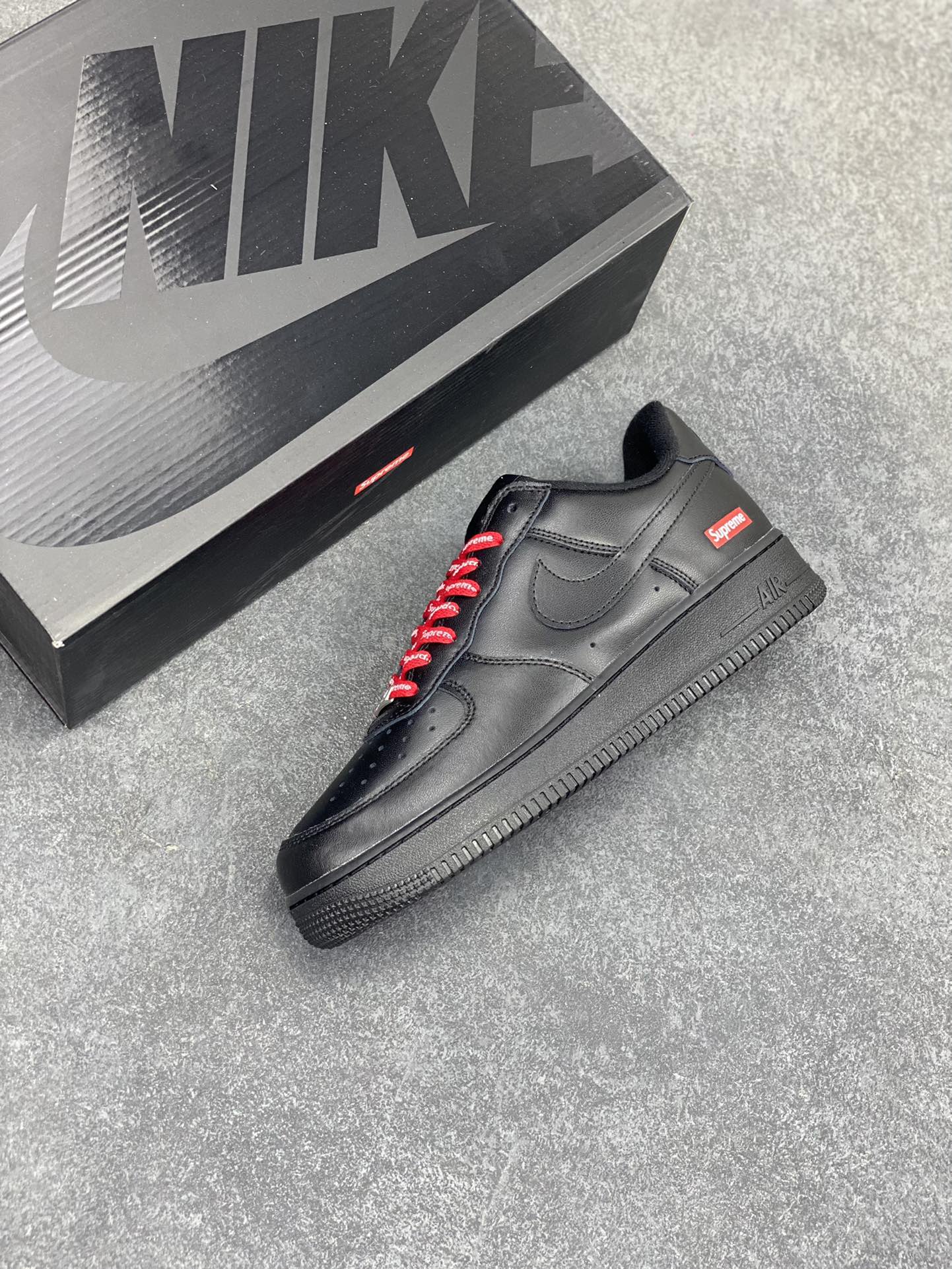 图片[7]-福利特价 Nike Air Force 1 Low Supreme联名 空军一号低帮运动休闲板鞋 原楦头原纸板 打造纯正空军版型 专注外贸渠道 全掌内置蜂窝气垫 原盒配件 原厂中底钢印、拉帮完美 货号：CU9225-001 尺码：36 36.5 37.5 38 38.5 39 40 40.5 41 42 42.5 43 44 44.5 45-选品中心