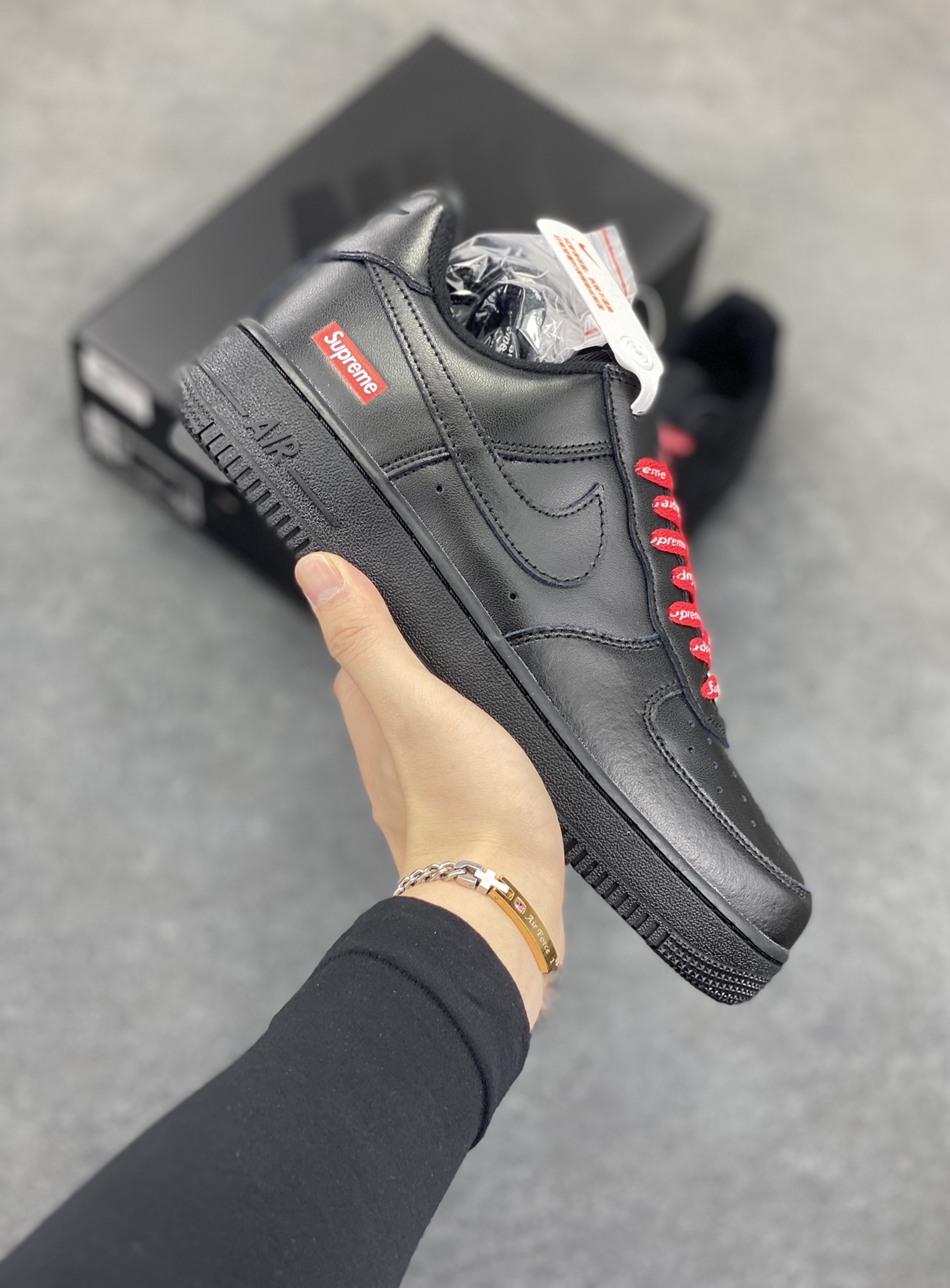 福利特价 Nike Air Force 1 Low Supreme联名 空军一号低帮运动休闲板鞋 原楦头原纸板 打造纯正空军版型 专注外贸渠道 全掌内置蜂窝气垫 原盒配件 原厂中底钢印、拉帮完美 货号：CU9225-001 尺码：36 36.5 37.5 38 38.5 39 40 40.5 41 42 42.5 43 44 44.5 45-选品中心