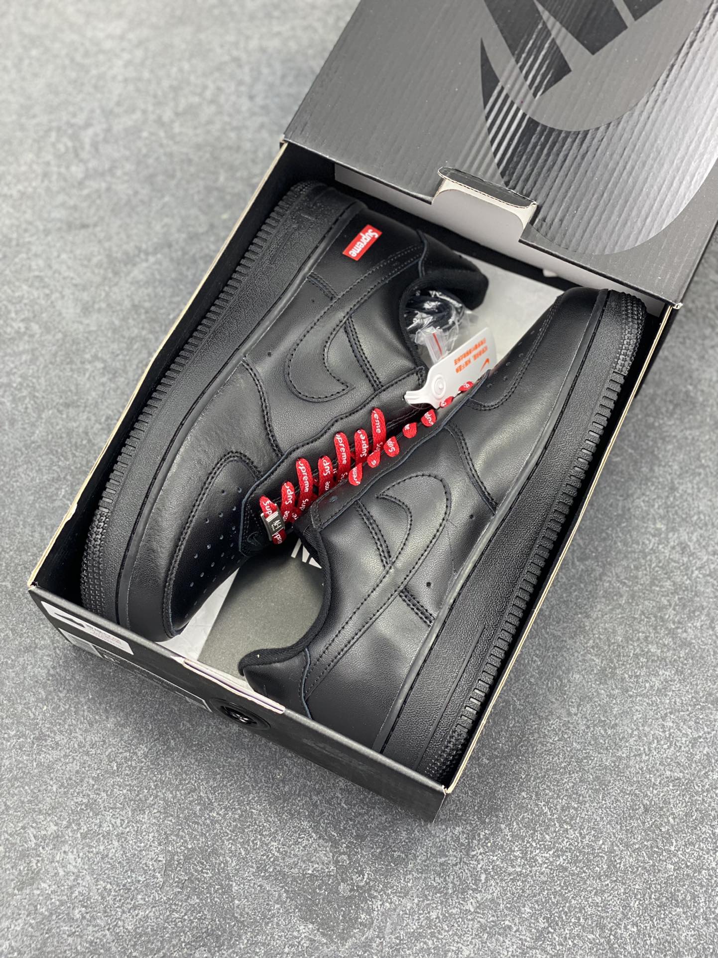 图片[9]-福利特价 Nike Air Force 1 Low Supreme联名 空军一号低帮运动休闲板鞋 原楦头原纸板 打造纯正空军版型 专注外贸渠道 全掌内置蜂窝气垫 原盒配件 原厂中底钢印、拉帮完美 货号：CU9225-001 尺码：36 36.5 37.5 38 38.5 39 40 40.5 41 42 42.5 43 44 44.5 45-选品中心