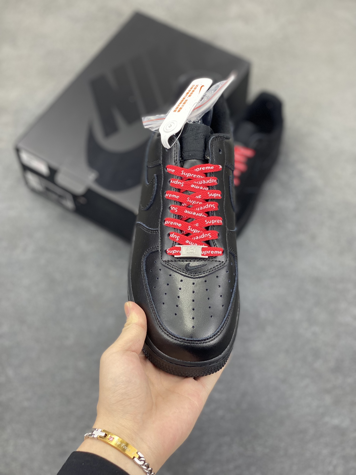 图片[2]-福利特价 Nike Air Force 1 Low Supreme联名 空军一号低帮运动休闲板鞋 原楦头原纸板 打造纯正空军版型 专注外贸渠道 全掌内置蜂窝气垫 原盒配件 原厂中底钢印、拉帮完美 货号：CU9225-001 尺码：36 36.5 37.5 38 38.5 39 40 40.5 41 42 42.5 43 44 44.5 45-选品中心