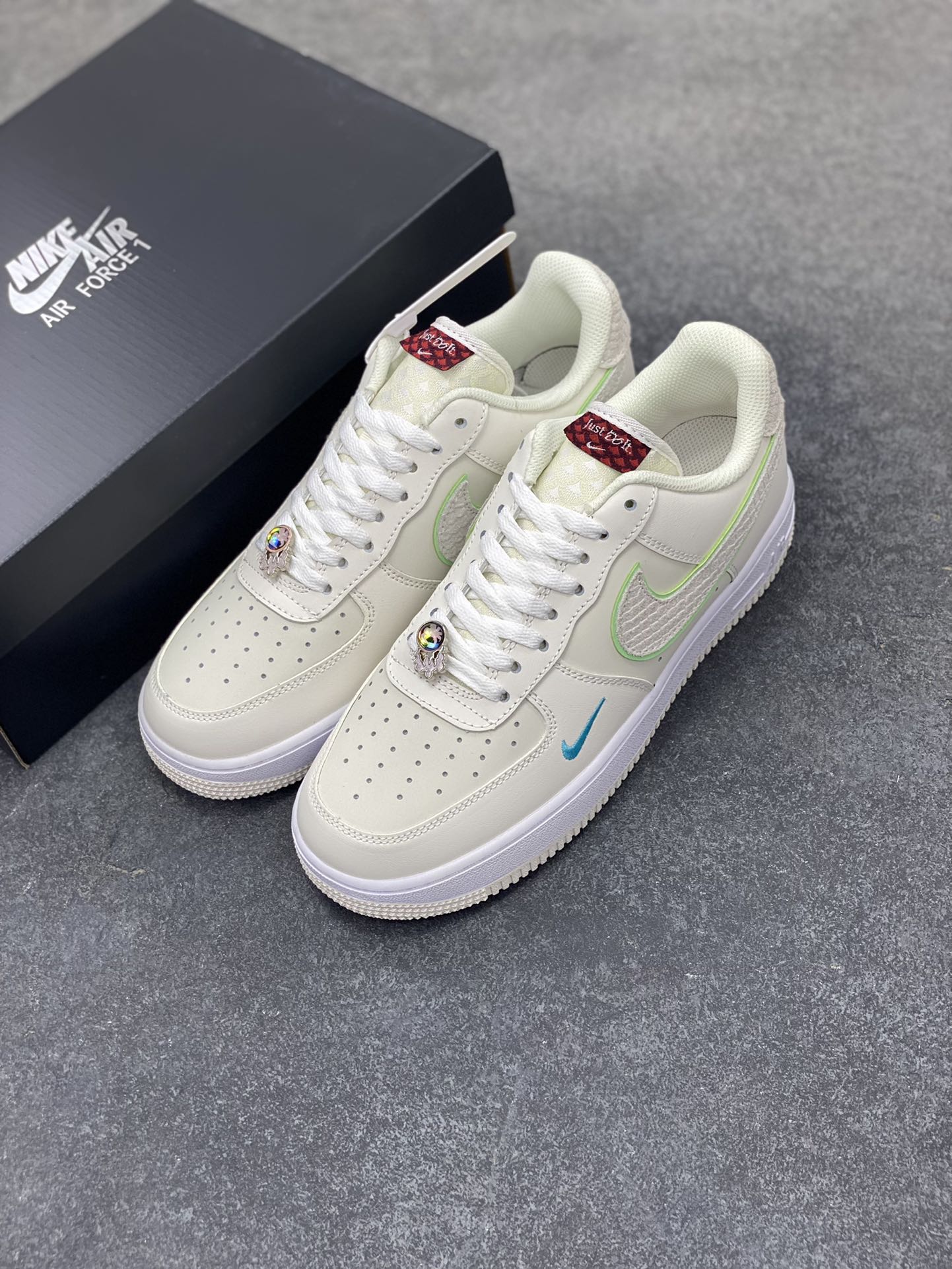 图片[8]-福利特价 Nike Air Force 1 空军一号 休闲板鞋 龙年 原楦头原纸板 打造纯正空军版型#专注外贸渠道 #原盒配件 原厂中底钢印、拉帮完美 货号：FZ5052-131 尺码：36 36.5 37.5 38 38.5 39 40 40.5 41 42 42.5 43 44 44.5 45-选品中心