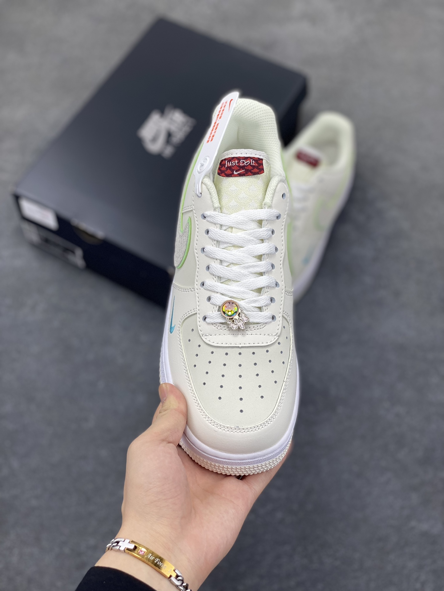 图片[2]-福利特价 Nike Air Force 1 空军一号 休闲板鞋 龙年 原楦头原纸板 打造纯正空军版型#专注外贸渠道 #原盒配件 原厂中底钢印、拉帮完美 货号：FZ5052-131 尺码：36 36.5 37.5 38 38.5 39 40 40.5 41 42 42.5 43 44 44.5 45-选品中心