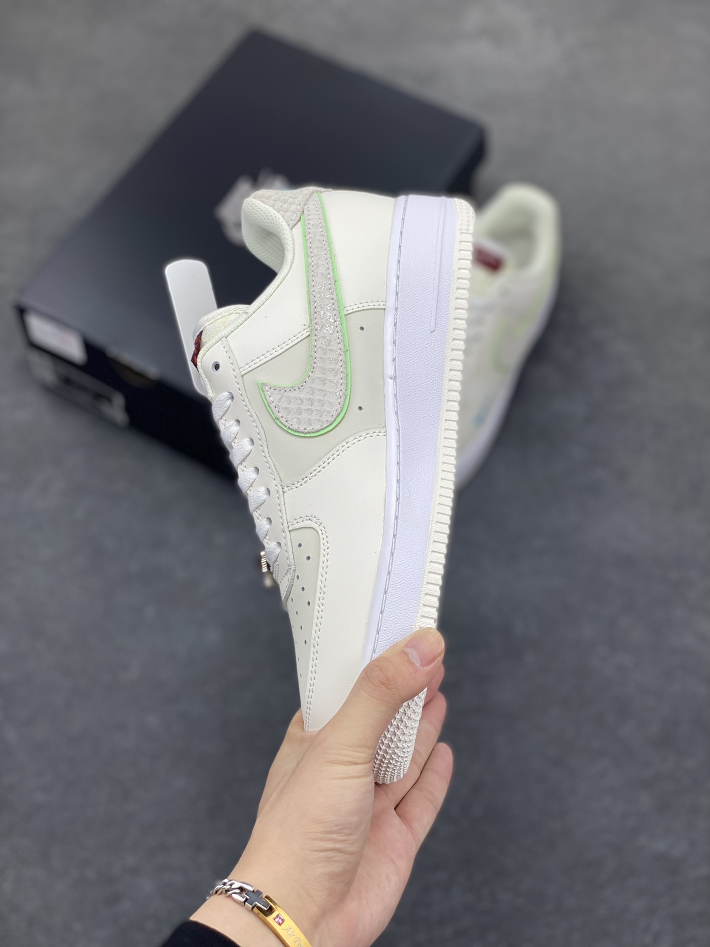 图片[3]-福利特价 Nike Air Force 1 空军一号 休闲板鞋 龙年 原楦头原纸板 打造纯正空军版型#专注外贸渠道 #原盒配件 原厂中底钢印、拉帮完美 货号：FZ5052-131 尺码：36 36.5 37.5 38 38.5 39 40 40.5 41 42 42.5 43 44 44.5 45-选品中心