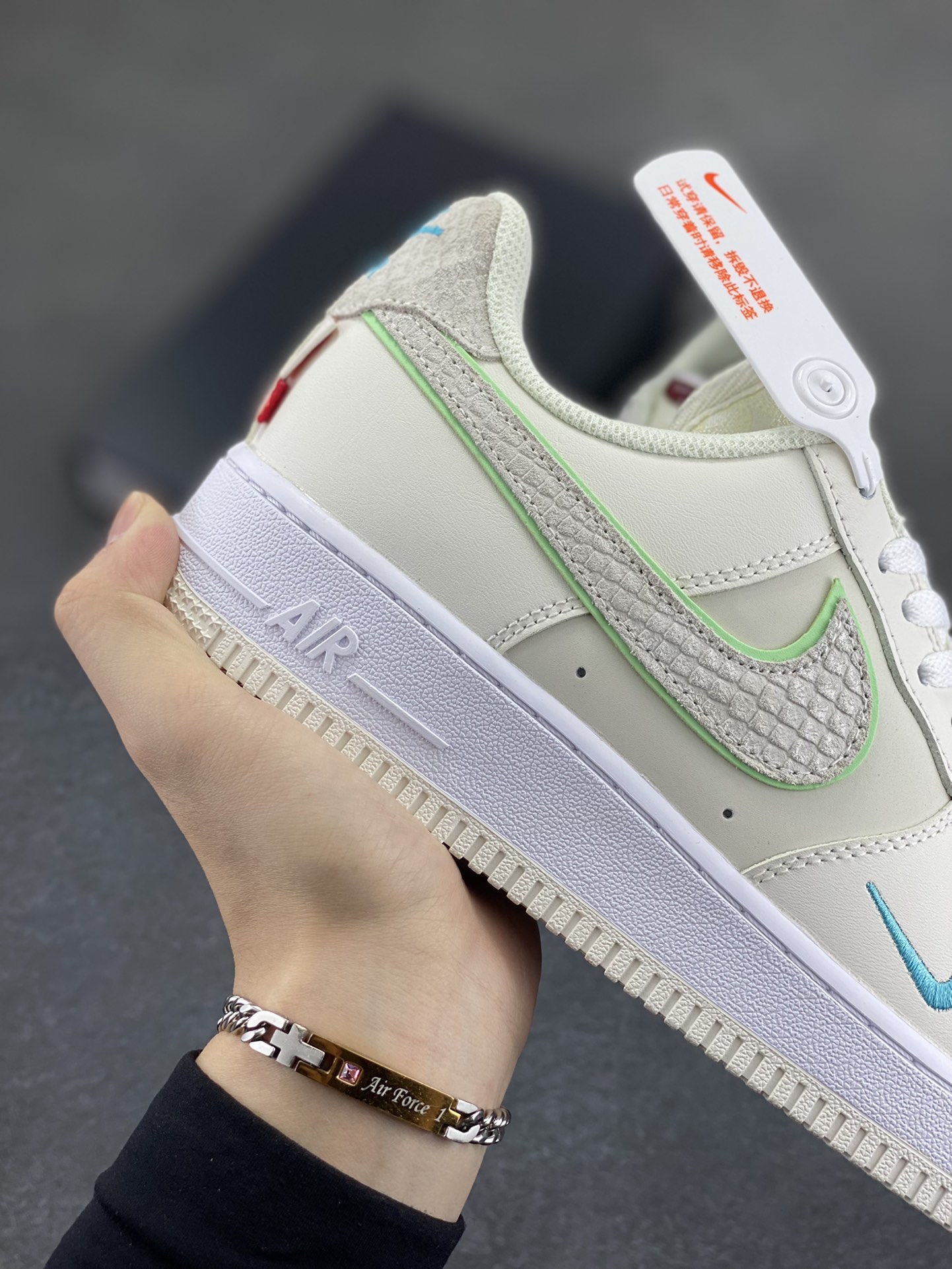 图片[6]-福利特价 Nike Air Force 1 空军一号 休闲板鞋 龙年 原楦头原纸板 打造纯正空军版型#专注外贸渠道 #原盒配件 原厂中底钢印、拉帮完美 货号：FZ5052-131 尺码：36 36.5 37.5 38 38.5 39 40 40.5 41 42 42.5 43 44 44.5 45-选品中心