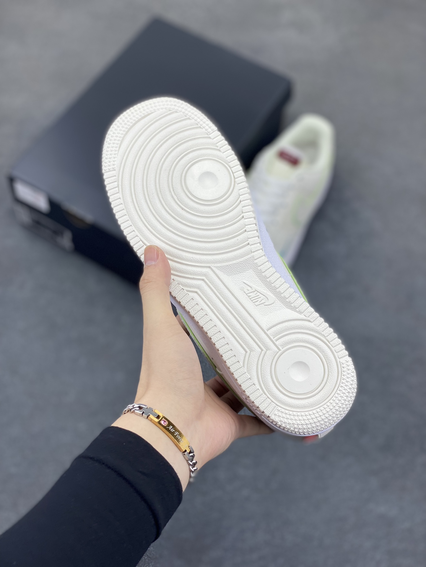 图片[5]-福利特价 Nike Air Force 1 空军一号 休闲板鞋 龙年 原楦头原纸板 打造纯正空军版型#专注外贸渠道 #原盒配件 原厂中底钢印、拉帮完美 货号：FZ5052-131 尺码：36 36.5 37.5 38 38.5 39 40 40.5 41 42 42.5 43 44 44.5 45-选品中心