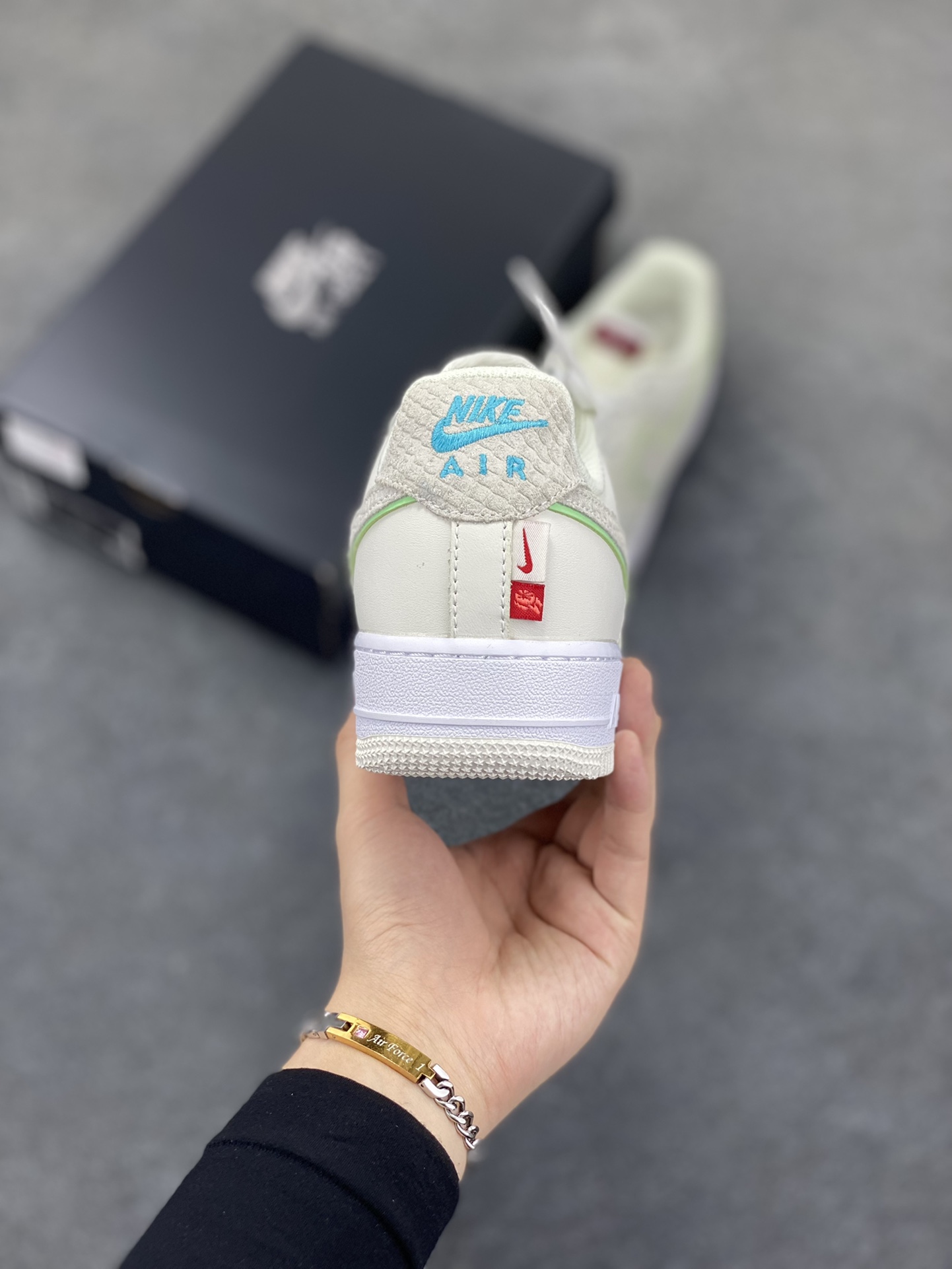 图片[4]-福利特价 Nike Air Force 1 空军一号 休闲板鞋 龙年 原楦头原纸板 打造纯正空军版型#专注外贸渠道 #原盒配件 原厂中底钢印、拉帮完美 货号：FZ5052-131 尺码：36 36.5 37.5 38 38.5 39 40 40.5 41 42 42.5 43 44 44.5 45-选品中心