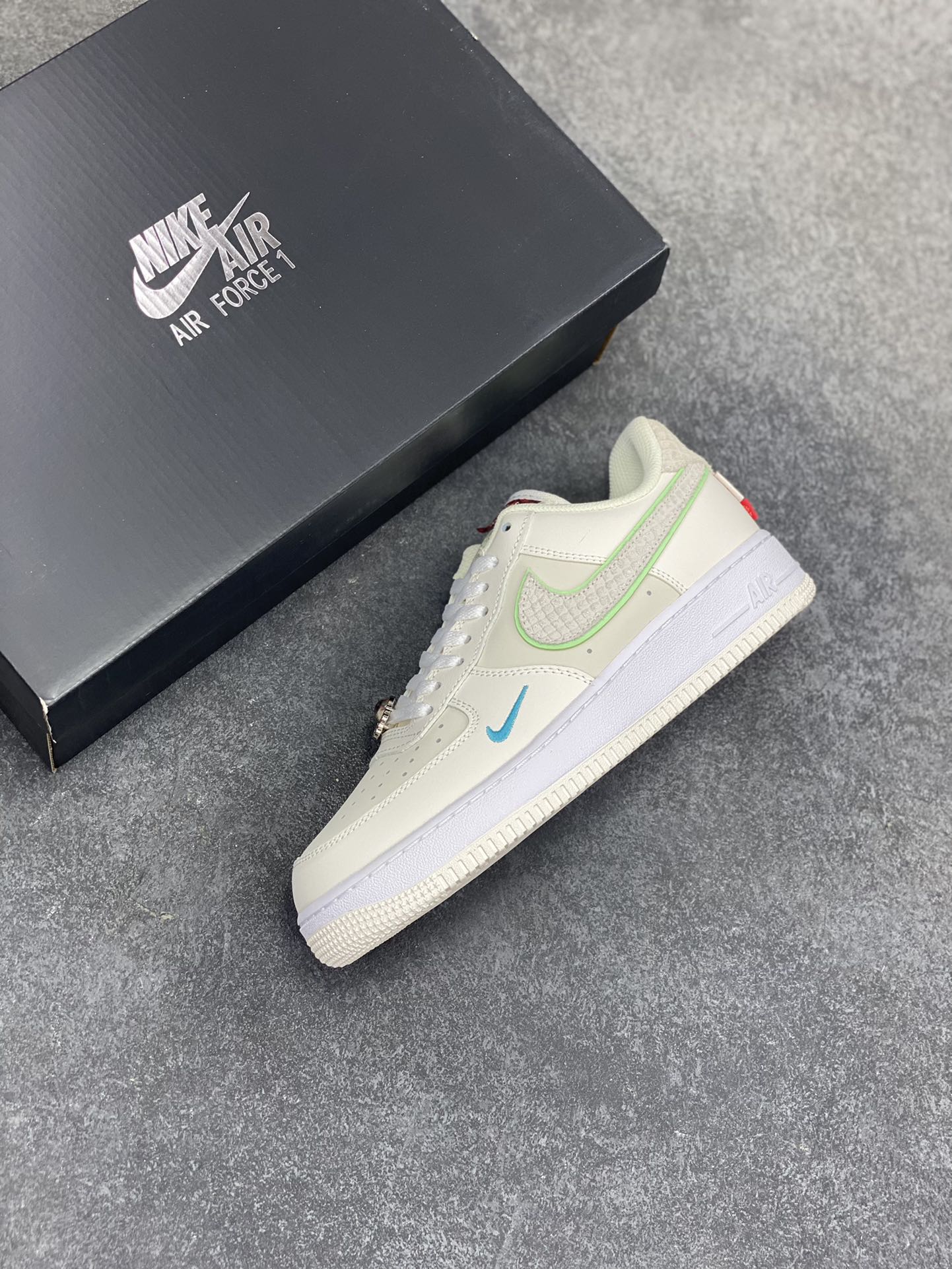 图片[7]-福利特价 Nike Air Force 1 空军一号 休闲板鞋 龙年 原楦头原纸板 打造纯正空军版型#专注外贸渠道 #原盒配件 原厂中底钢印、拉帮完美 货号：FZ5052-131 尺码：36 36.5 37.5 38 38.5 39 40 40.5 41 42 42.5 43 44 44.5 45-选品中心