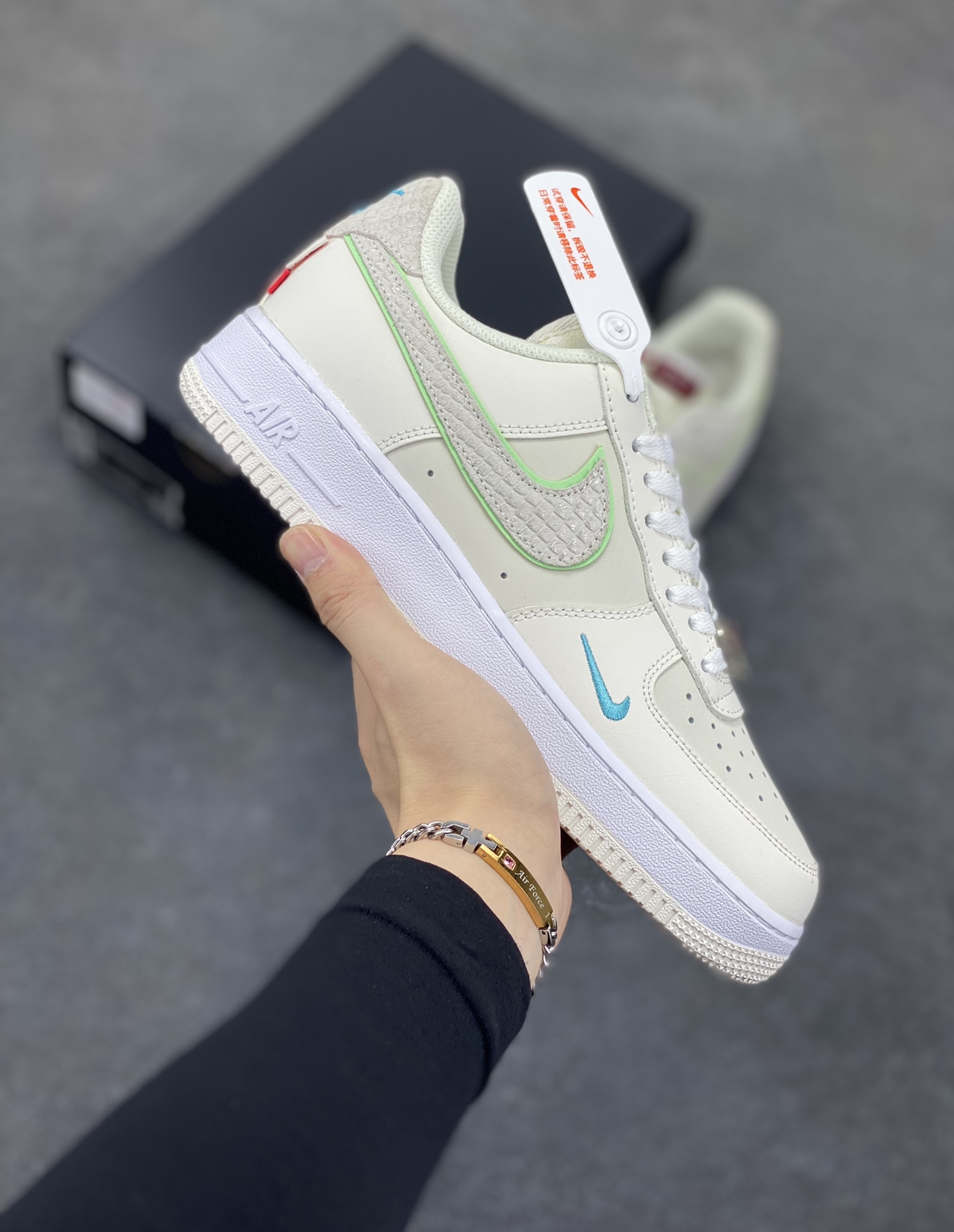 福利特价 Nike Air Force 1 空军一号 休闲板鞋 龙年 原楦头原纸板 打造纯正空军版型#专注外贸渠道 #原盒配件 原厂中底钢印、拉帮完美 货号:FZ5052-131 尺码:36 36.5 37.5 38 38.5 39 40 40.5 41 42 42.5 43 44 44.5 45-选品中心