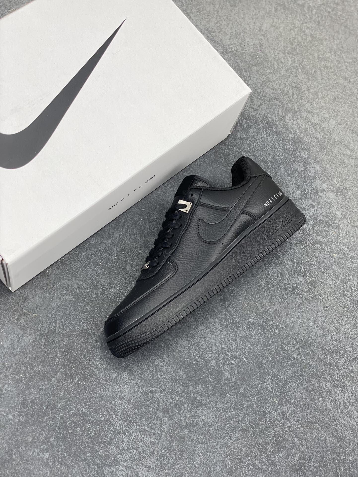 图片[7]-福利特价 Nike Air Force 1 Low 9S联名黑 空军一号低帮运动休闲板鞋 原楦头原纸板 打造纯正空军版型 专注外贸渠道 全掌内置蜂窝气垫 原盒配件 原厂中底钢印、拉帮完美 货号：FJ4908-001 尺码：36 36.5 37.5 38 38.5 39 40 40.5 41 42 42.5 43 44 44.5 45-选品中心