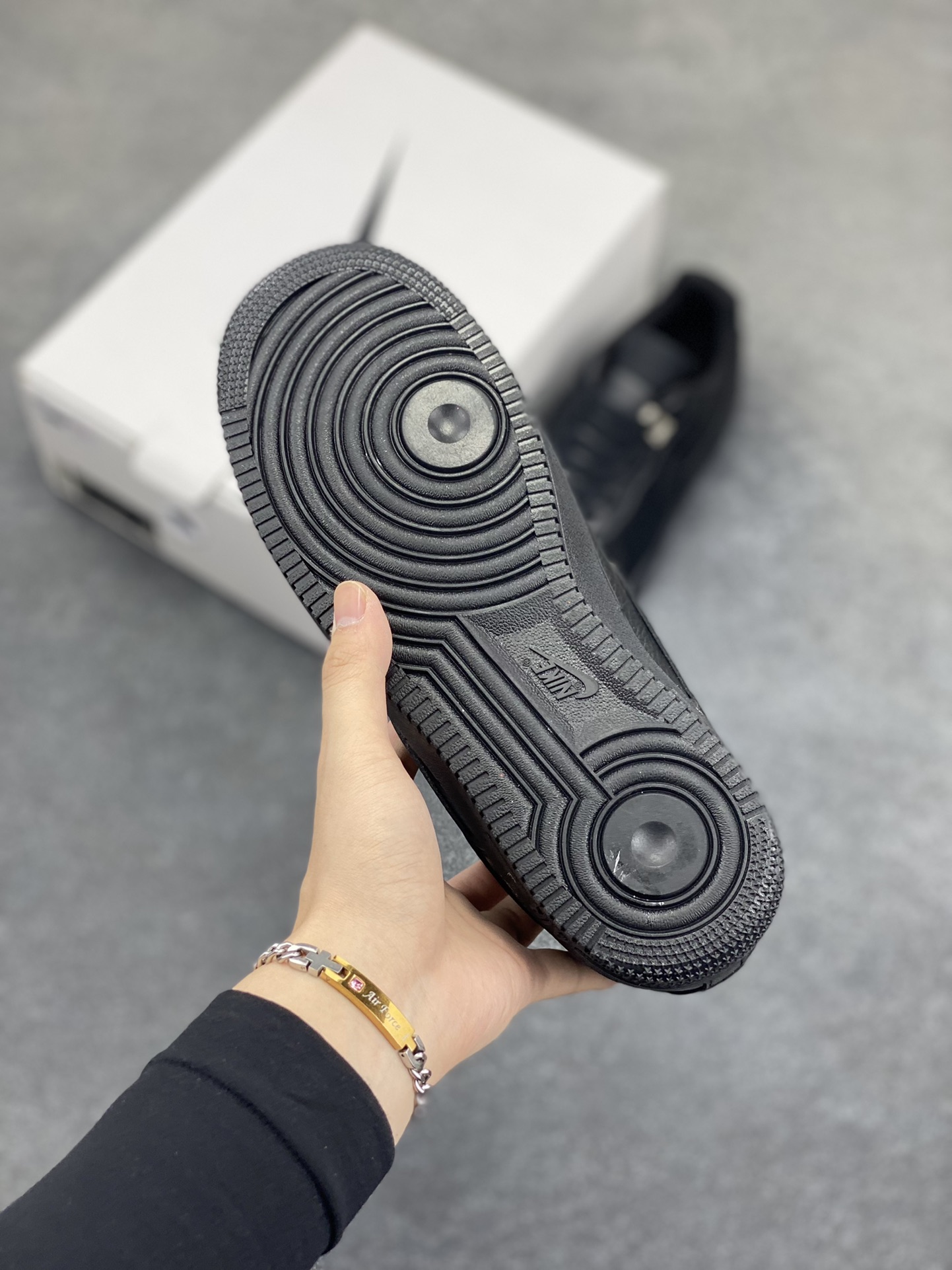 图片[5]-福利特价 Nike Air Force 1 Low 9S联名黑 空军一号低帮运动休闲板鞋 原楦头原纸板 打造纯正空军版型 专注外贸渠道 全掌内置蜂窝气垫 原盒配件 原厂中底钢印、拉帮完美 货号：FJ4908-001 尺码：36 36.5 37.5 38 38.5 39 40 40.5 41 42 42.5 43 44 44.5 45-选品中心