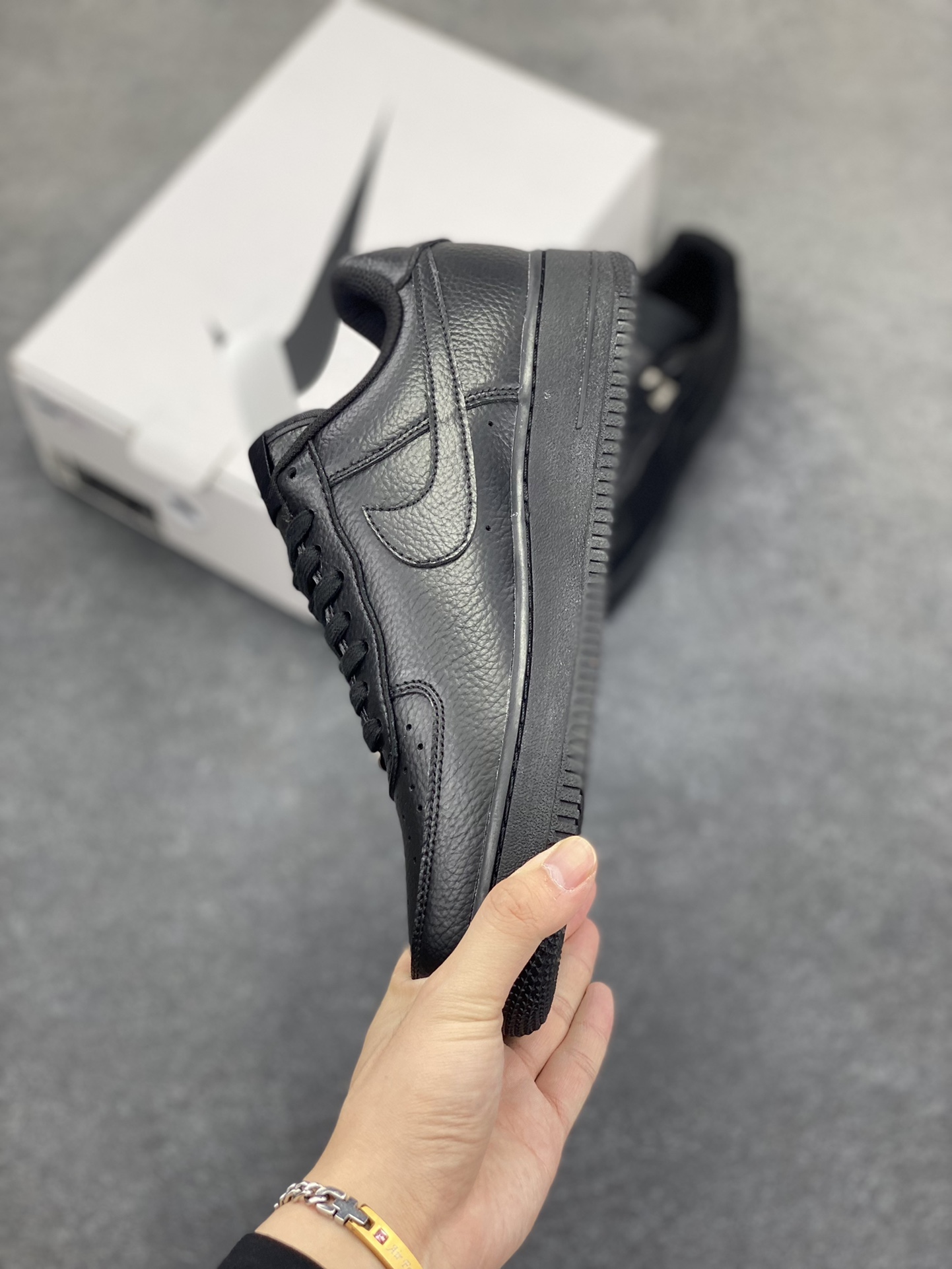 图片[3]-福利特价 Nike Air Force 1 Low 9S联名黑 空军一号低帮运动休闲板鞋 原楦头原纸板 打造纯正空军版型 专注外贸渠道 全掌内置蜂窝气垫 原盒配件 原厂中底钢印、拉帮完美 货号：FJ4908-001 尺码：36 36.5 37.5 38 38.5 39 40 40.5 41 42 42.5 43 44 44.5 45-选品中心