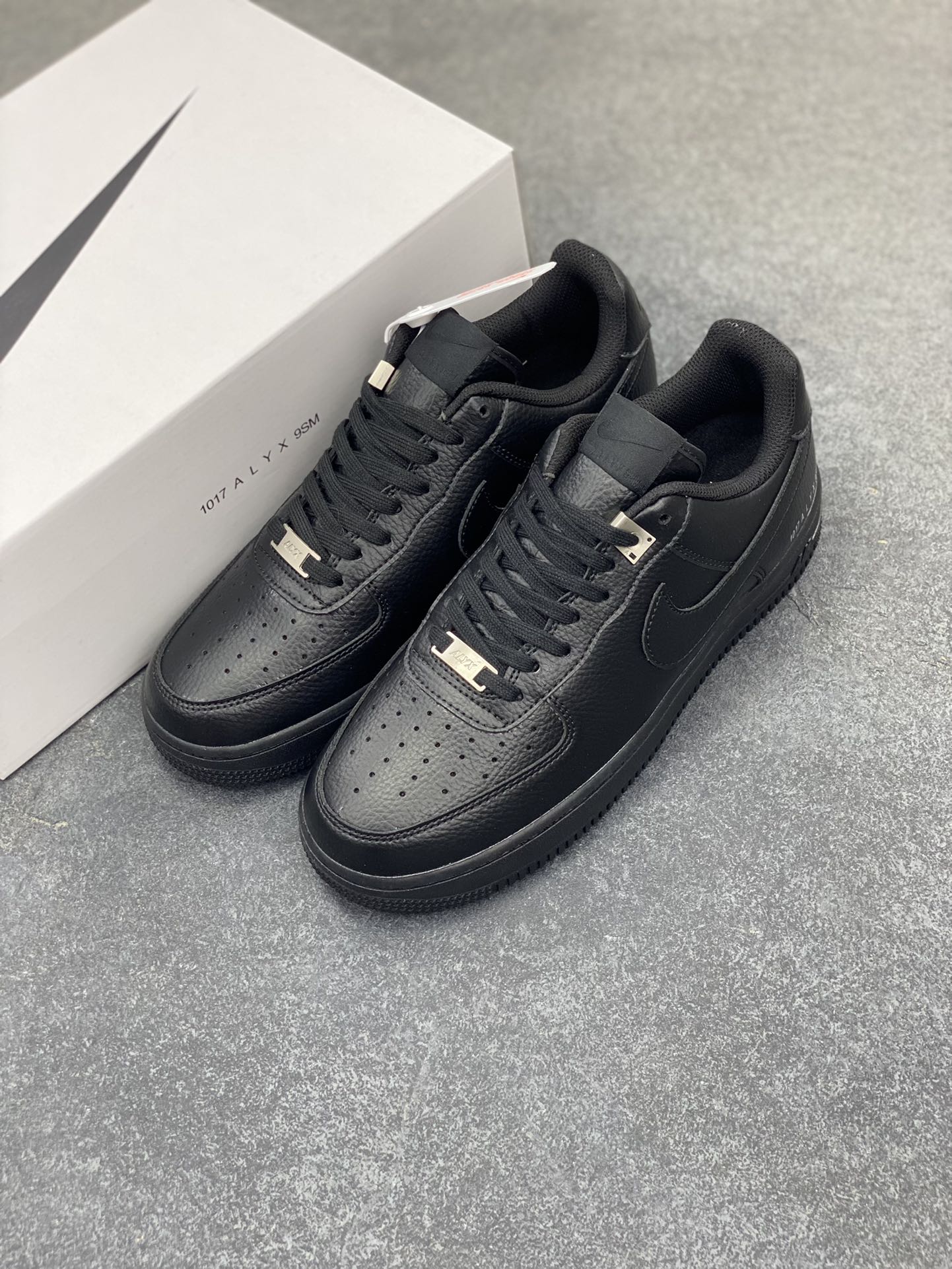 图片[8]-福利特价 Nike Air Force 1 Low 9S联名黑 空军一号低帮运动休闲板鞋 原楦头原纸板 打造纯正空军版型 专注外贸渠道 全掌内置蜂窝气垫 原盒配件 原厂中底钢印、拉帮完美 货号：FJ4908-001 尺码：36 36.5 37.5 38 38.5 39 40 40.5 41 42 42.5 43 44 44.5 45-选品中心