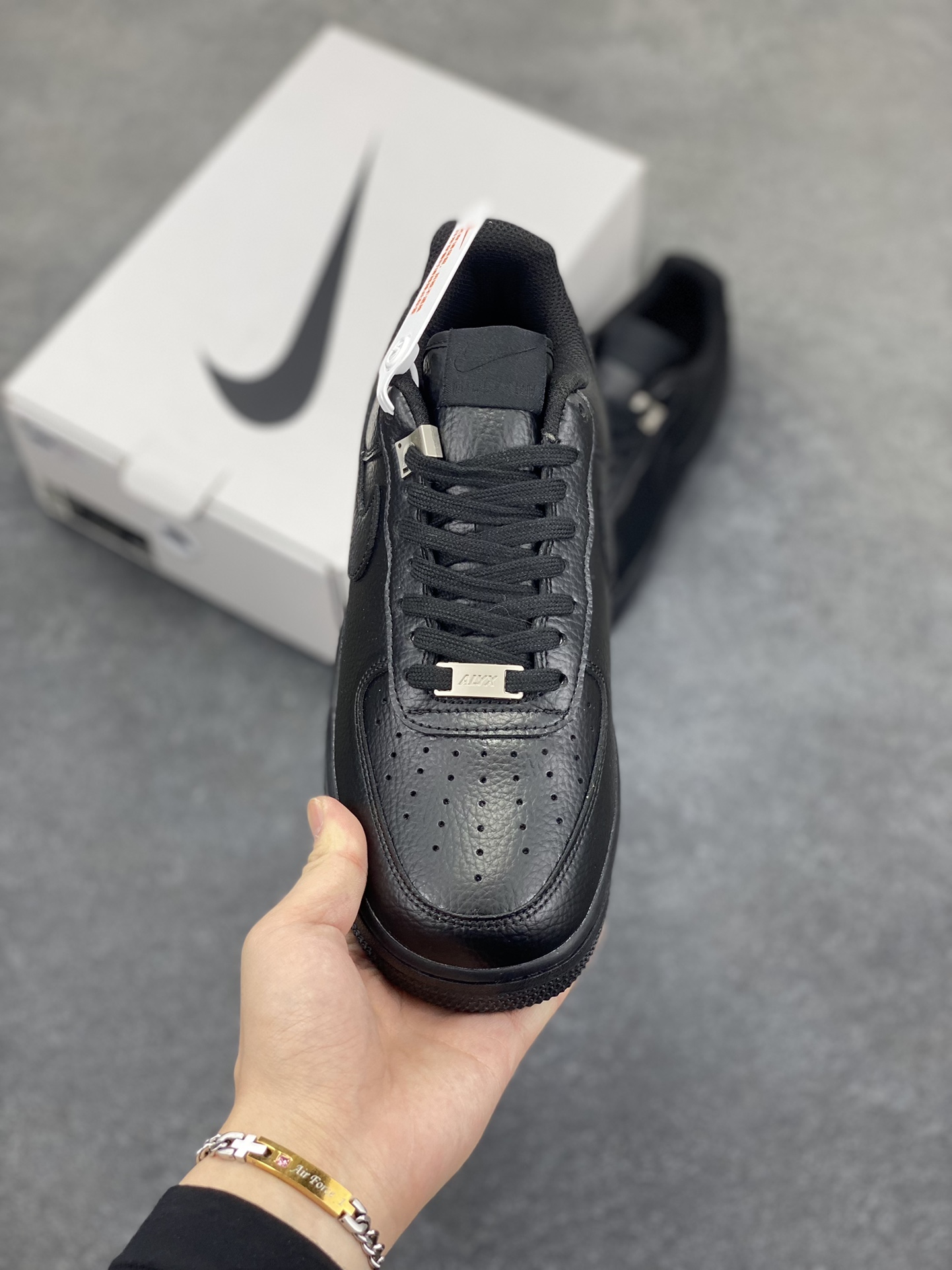 图片[2]-福利特价 Nike Air Force 1 Low 9S联名黑 空军一号低帮运动休闲板鞋 原楦头原纸板 打造纯正空军版型 专注外贸渠道 全掌内置蜂窝气垫 原盒配件 原厂中底钢印、拉帮完美 货号：FJ4908-001 尺码：36 36.5 37.5 38 38.5 39 40 40.5 41 42 42.5 43 44 44.5 45-选品中心
