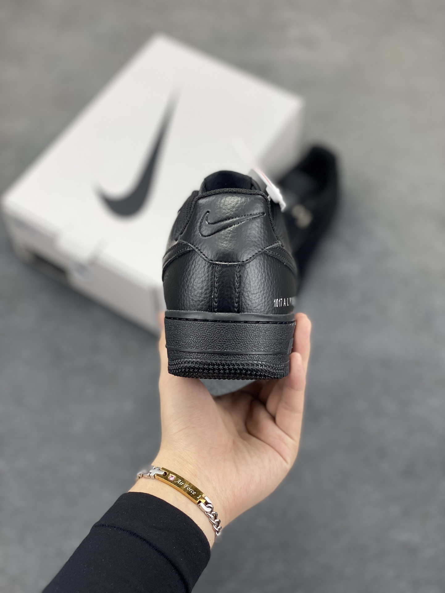 图片[4]-福利特价 Nike Air Force 1 Low 9S联名黑 空军一号低帮运动休闲板鞋 原楦头原纸板 打造纯正空军版型 专注外贸渠道 全掌内置蜂窝气垫 原盒配件 原厂中底钢印、拉帮完美 货号：FJ4908-001 尺码：36 36.5 37.5 38 38.5 39 40 40.5 41 42 42.5 43 44 44.5 45-选品中心
