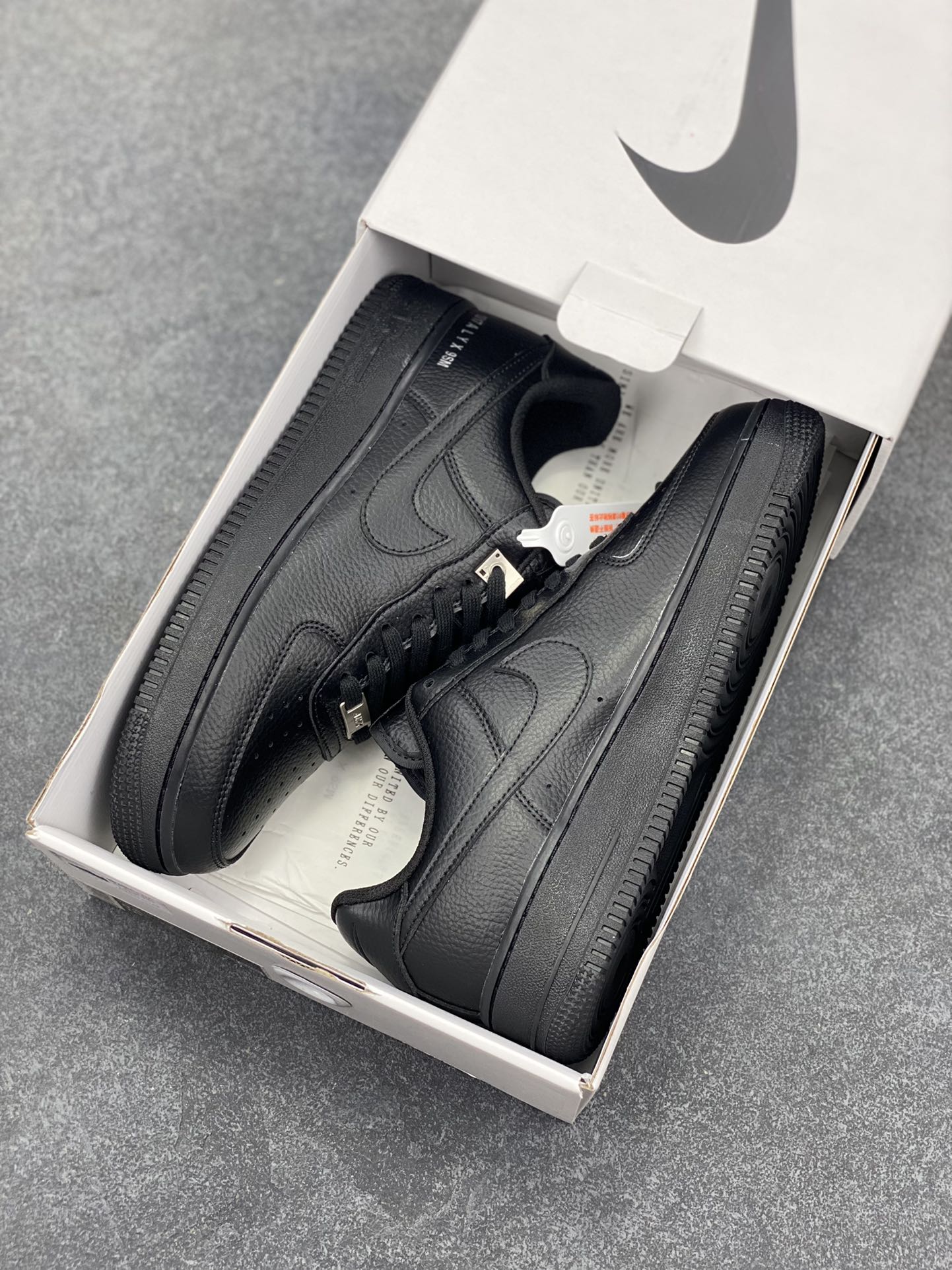 图片[9]-福利特价 Nike Air Force 1 Low 9S联名黑 空军一号低帮运动休闲板鞋 原楦头原纸板 打造纯正空军版型 专注外贸渠道 全掌内置蜂窝气垫 原盒配件 原厂中底钢印、拉帮完美 货号：FJ4908-001 尺码：36 36.5 37.5 38 38.5 39 40 40.5 41 42 42.5 43 44 44.5 45-选品中心