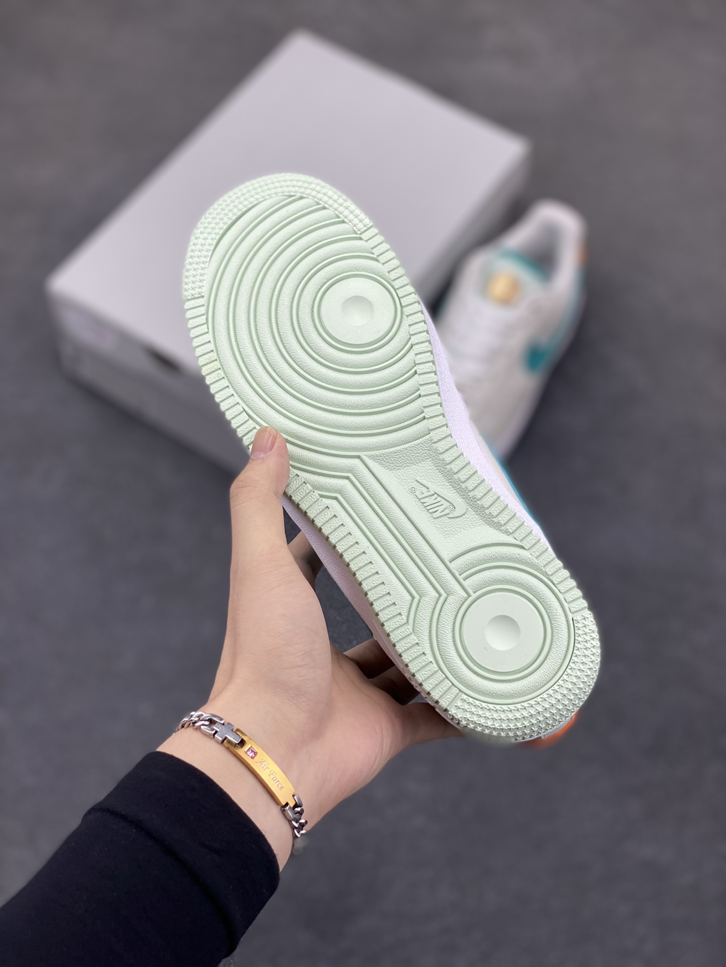 图片[5]-福利特价 Nike Air Force 1 Low 奥运米绿 空军一号低帮运动休闲板鞋 原楦头原纸板 打造纯正空军版型 专注外贸渠道 全掌内置蜂窝气垫 原盒配件 原厂中底钢印、拉帮完美 货号：HM3728-131 尺码：36 36.5 37.5 38 38.5 39 40 40.5 41 42 42.5 43 44 44.5 45-选品中心