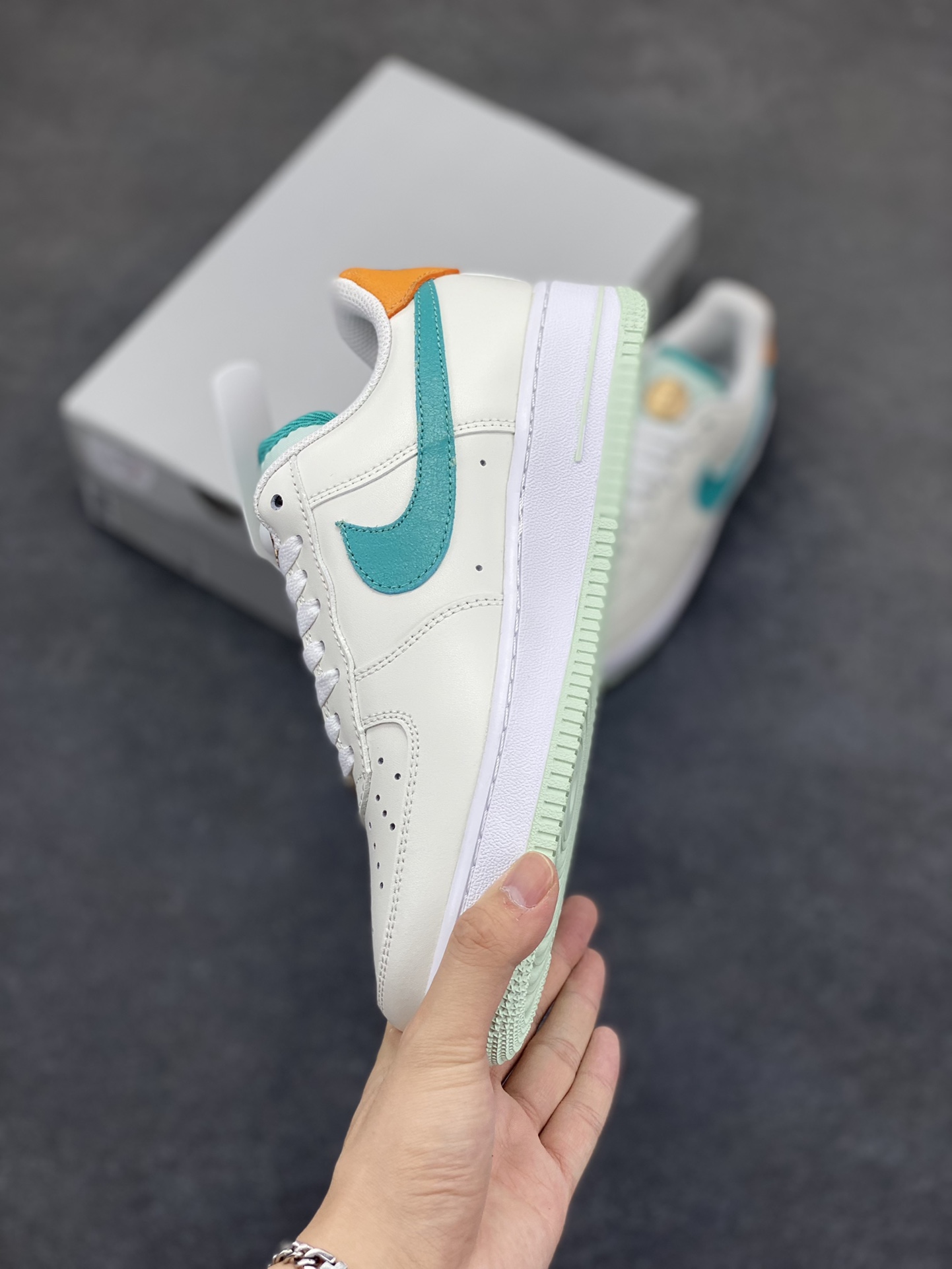 图片[3]-福利特价 Nike Air Force 1 Low 奥运米绿 空军一号低帮运动休闲板鞋 原楦头原纸板 打造纯正空军版型 专注外贸渠道 全掌内置蜂窝气垫 原盒配件 原厂中底钢印、拉帮完美 货号：HM3728-131 尺码：36 36.5 37.5 38 38.5 39 40 40.5 41 42 42.5 43 44 44.5 45-选品中心