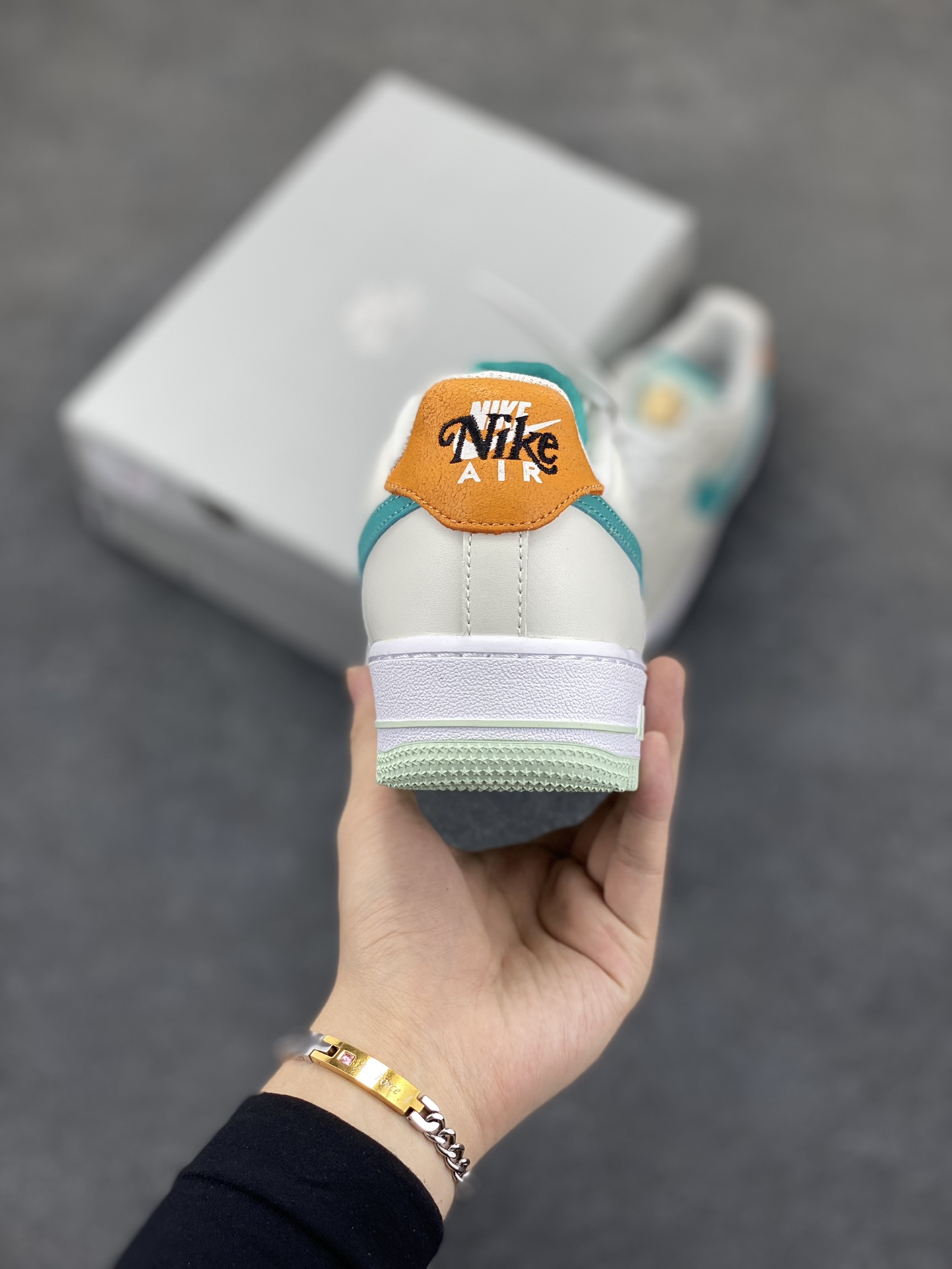 图片[4]-福利特价 Nike Air Force 1 Low 奥运米绿 空军一号低帮运动休闲板鞋 原楦头原纸板 打造纯正空军版型 专注外贸渠道 全掌内置蜂窝气垫 原盒配件 原厂中底钢印、拉帮完美 货号：HM3728-131 尺码：36 36.5 37.5 38 38.5 39 40 40.5 41 42 42.5 43 44 44.5 45-选品中心
