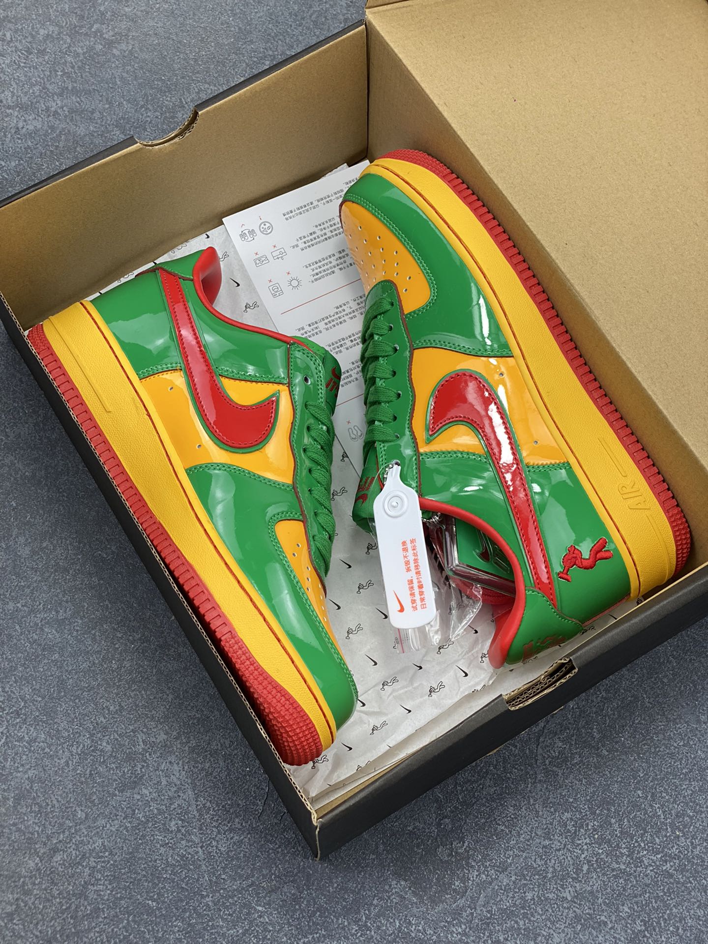 图片[9]-Nike Air Force 1 Low 镜面绿金红 空军一号低帮运动休闲板鞋 原楦头原纸板 打造纯正空军版型#专注外贸渠道 全掌内置蜂窝气垫 #原盒配件 原厂中底钢印、拉帮完美 货号：IH4383-300 尺码：36 36.5 37.5 38 38.5 39 40 40.5 41 42 42.5 43 44 44.5 45-选品中心