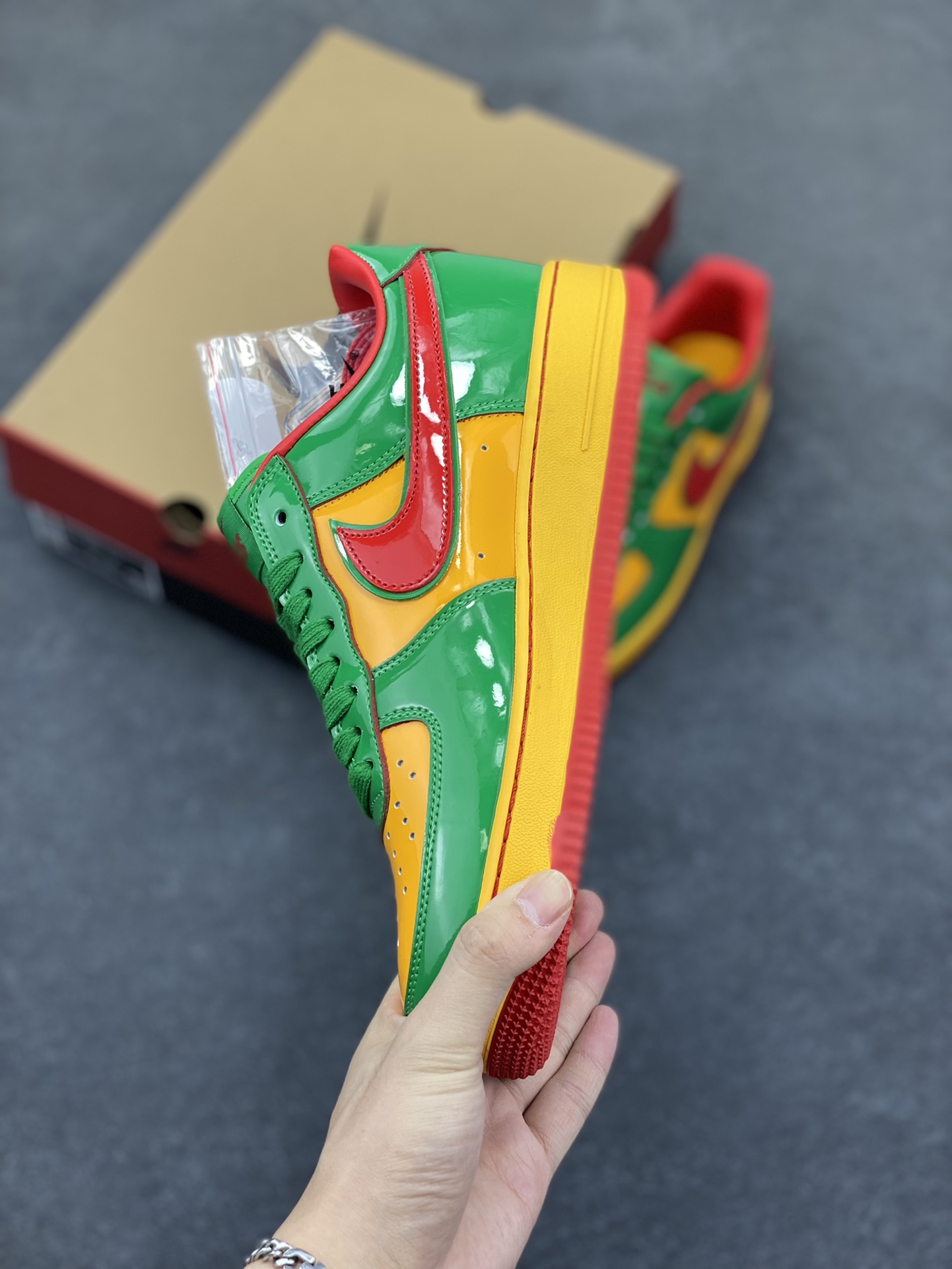 图片[3]-Nike Air Force 1 Low 镜面绿金红 空军一号低帮运动休闲板鞋 原楦头原纸板 打造纯正空军版型#专注外贸渠道 全掌内置蜂窝气垫 #原盒配件 原厂中底钢印、拉帮完美 货号：IH4383-300 尺码：36 36.5 37.5 38 38.5 39 40 40.5 41 42 42.5 43 44 44.5 45-选品中心