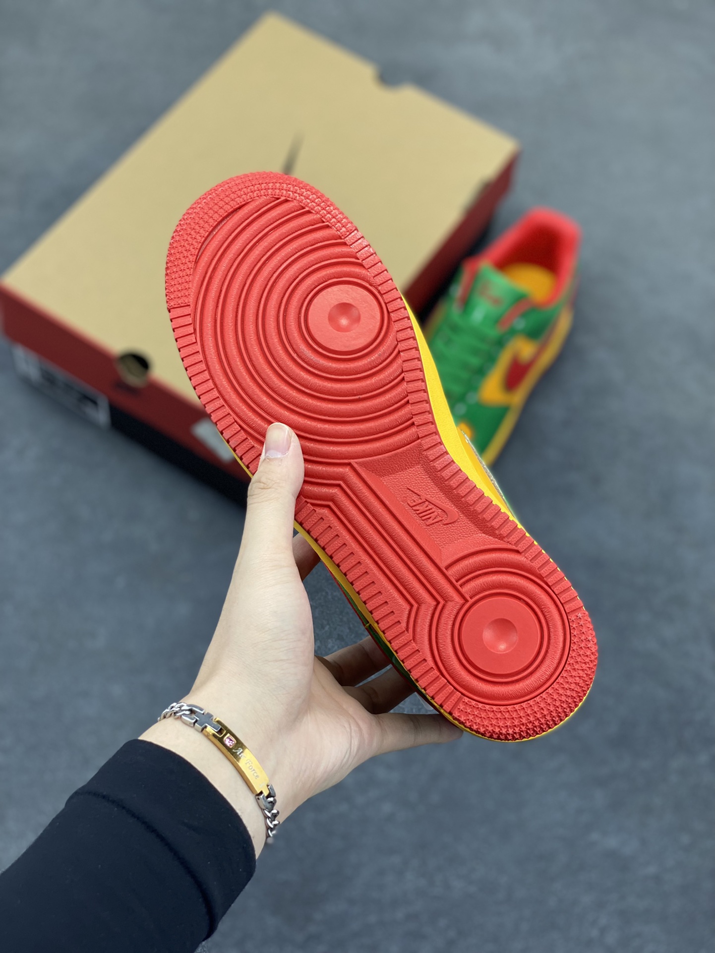 图片[5]-Nike Air Force 1 Low 镜面绿金红 空军一号低帮运动休闲板鞋 原楦头原纸板 打造纯正空军版型#专注外贸渠道 全掌内置蜂窝气垫 #原盒配件 原厂中底钢印、拉帮完美 货号：IH4383-300 尺码：36 36.5 37.5 38 38.5 39 40 40.5 41 42 42.5 43 44 44.5 45-选品中心