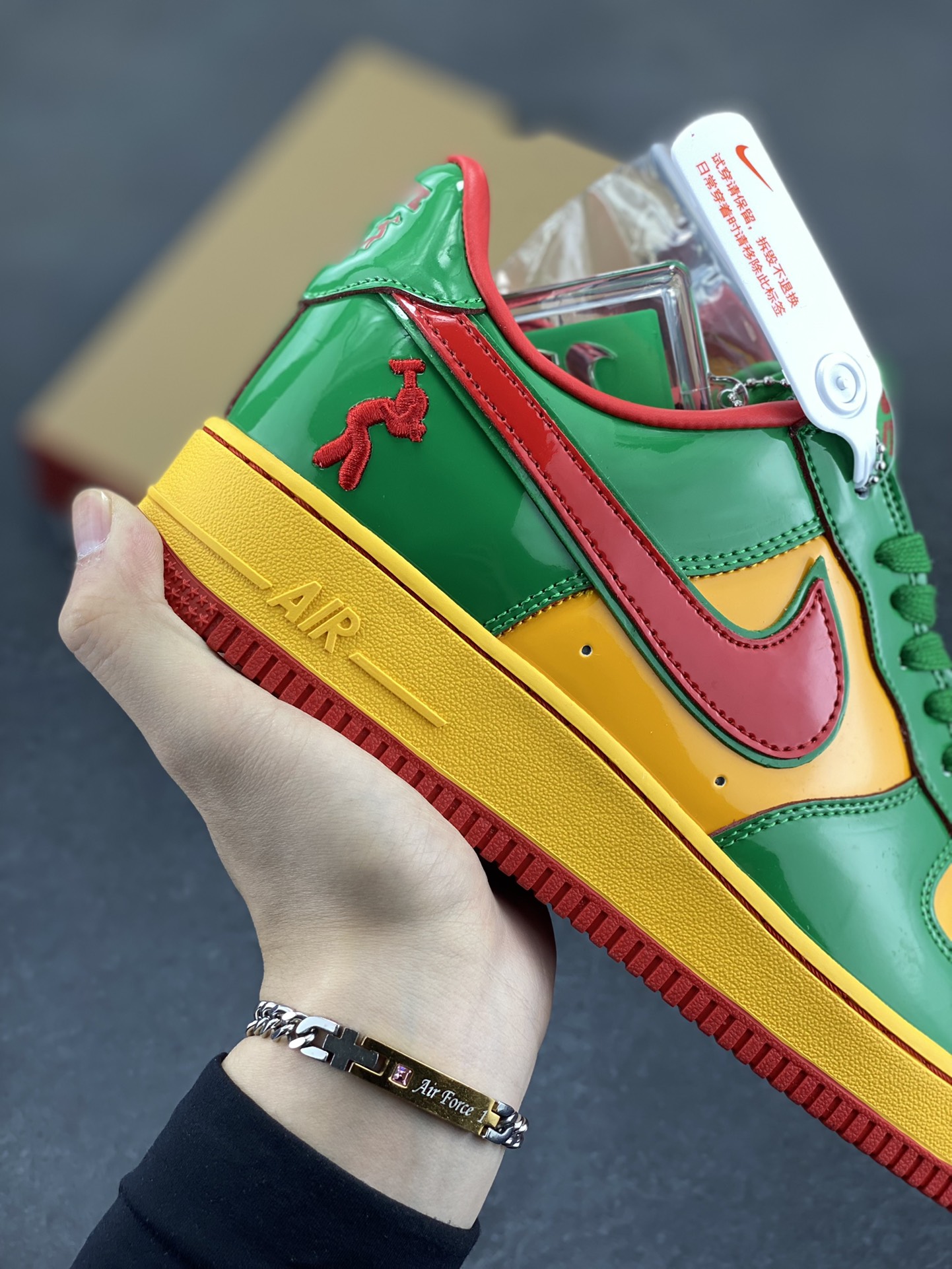 图片[6]-Nike Air Force 1 Low 镜面绿金红 空军一号低帮运动休闲板鞋 原楦头原纸板 打造纯正空军版型#专注外贸渠道 全掌内置蜂窝气垫 #原盒配件 原厂中底钢印、拉帮完美 货号：IH4383-300 尺码：36 36.5 37.5 38 38.5 39 40 40.5 41 42 42.5 43 44 44.5 45-选品中心