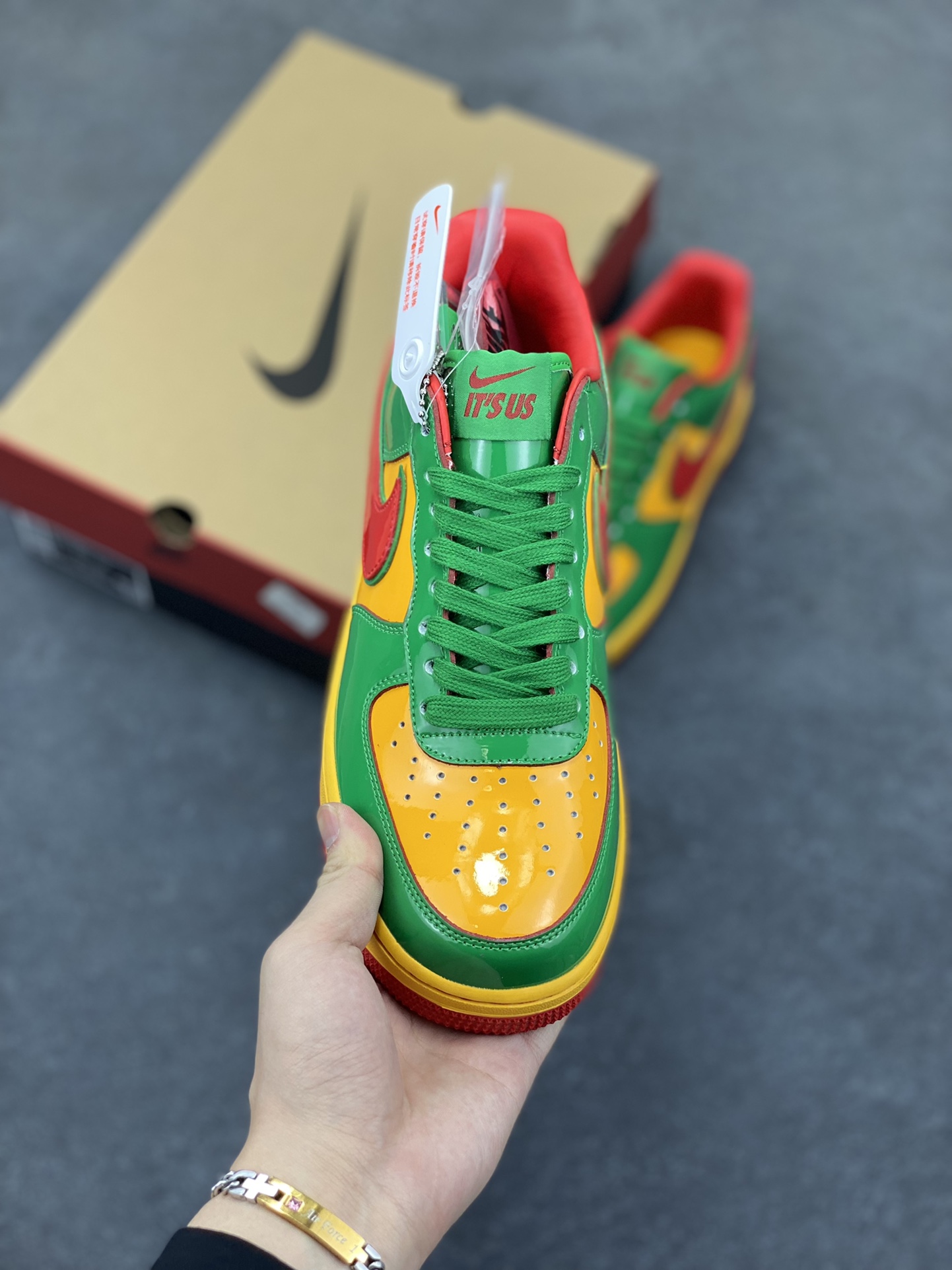 图片[2]-Nike Air Force 1 Low 镜面绿金红 空军一号低帮运动休闲板鞋 原楦头原纸板 打造纯正空军版型#专注外贸渠道 全掌内置蜂窝气垫 #原盒配件 原厂中底钢印、拉帮完美 货号：IH4383-300 尺码：36 36.5 37.5 38 38.5 39 40 40.5 41 42 42.5 43 44 44.5 45-选品中心